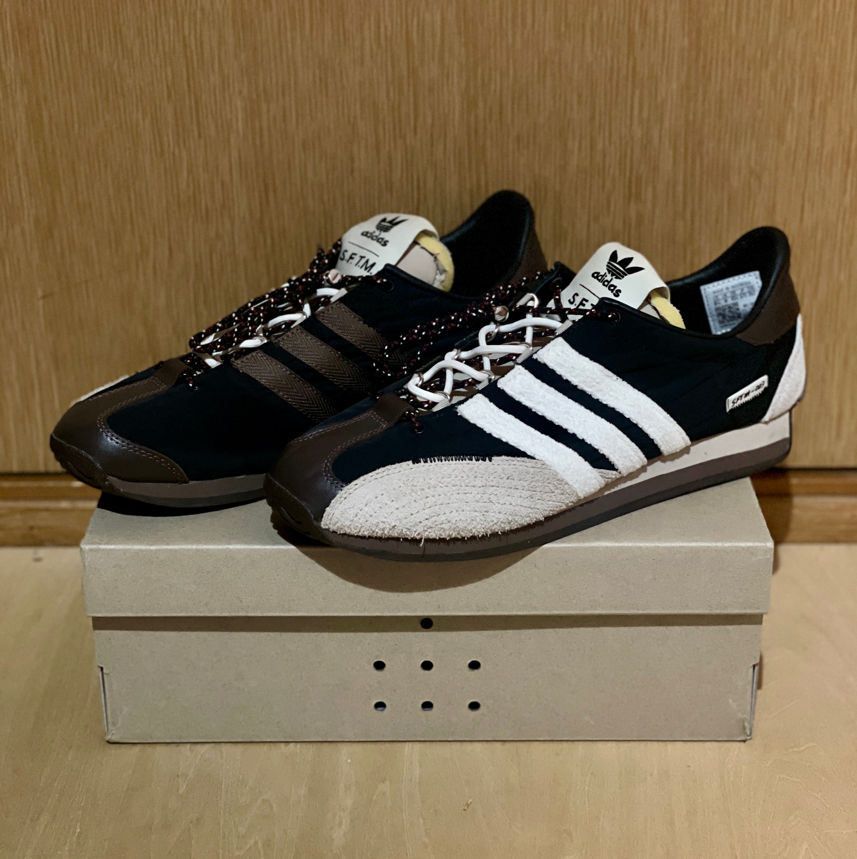 ソング オブ ザ ミュート × アディダス カントリー OG ロー トレーナー "コアブラック/コアホワイト/ワンダーベージュ"