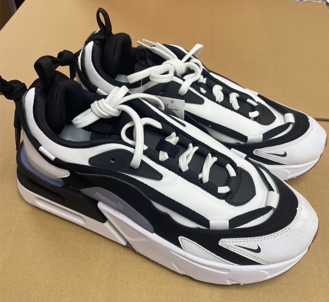 ナイキ ウィメンズ エアマックス フュリオサ "ブラック/サミットホワイト"