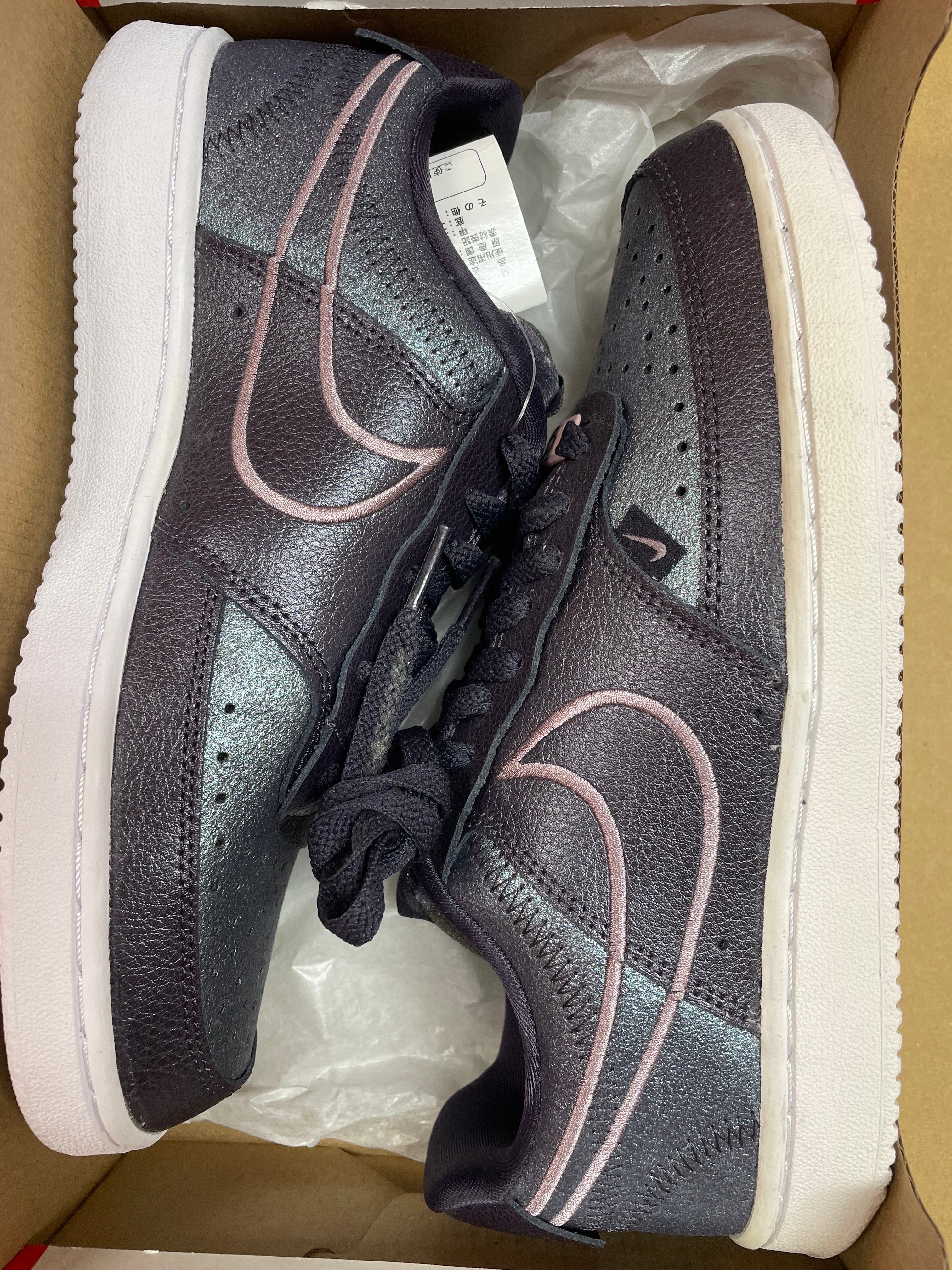 ナイキ ウィメンズ コートビジョン ロー プレミアム "ケーブパープル/ホワイト"