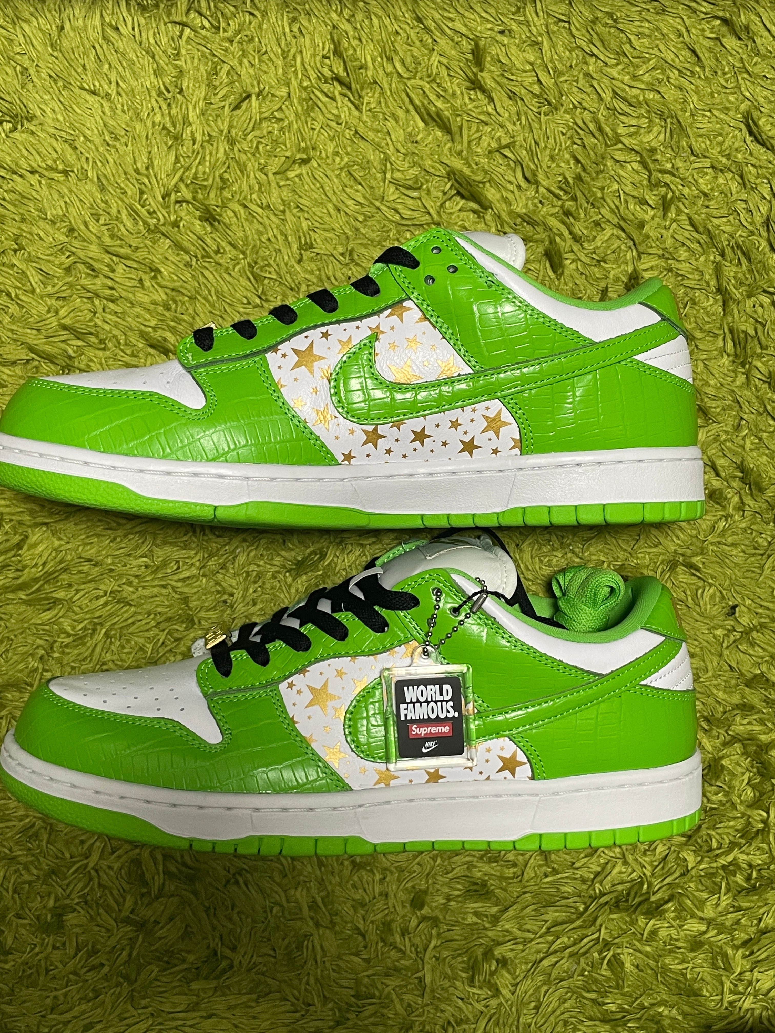 Supreme × Nike SB Dunk Low OG QS Gold Stars "White/Mean Green"