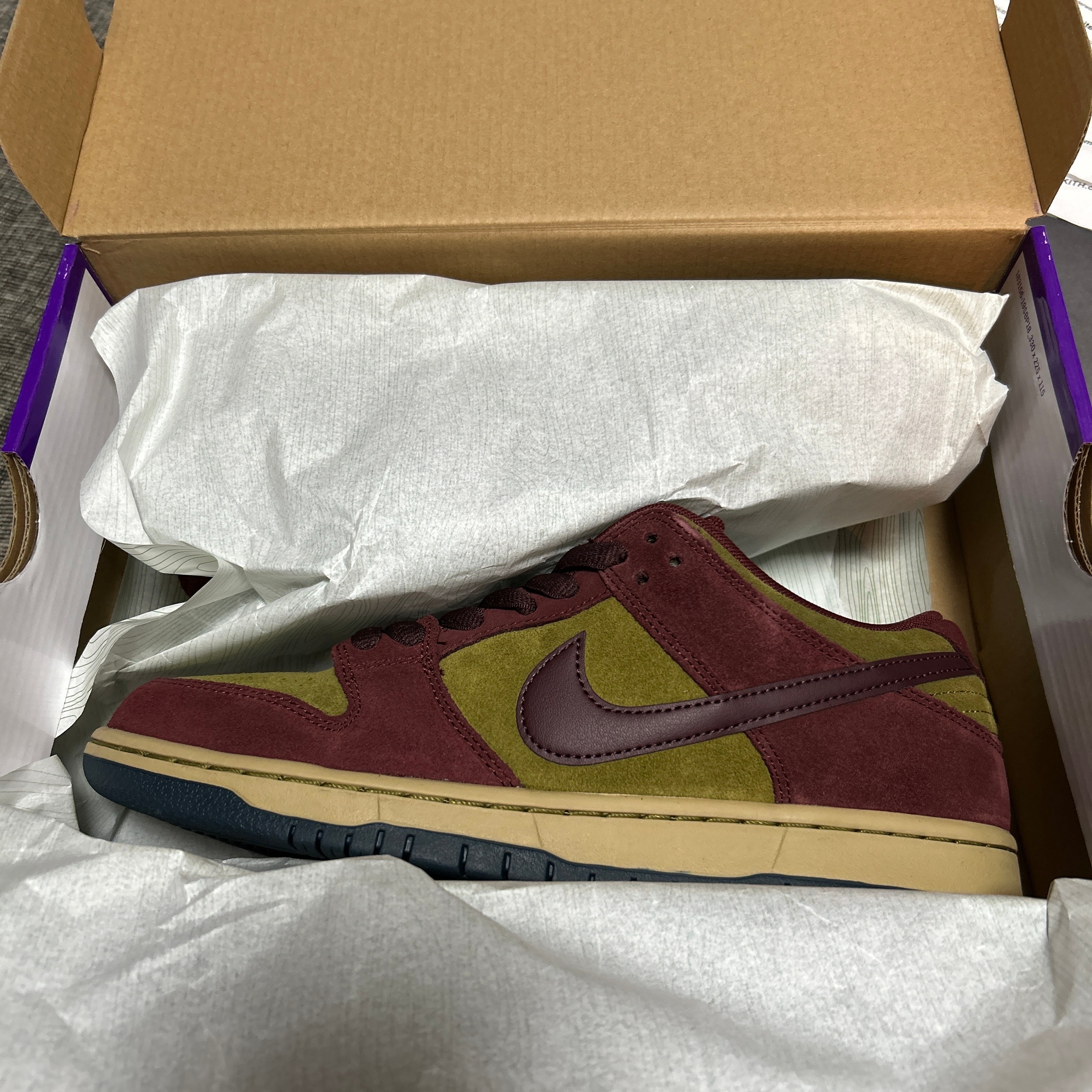 ナイキ SB ダンク ロー プロ "ダーク チーム レッド アンド オリーブ フラック"