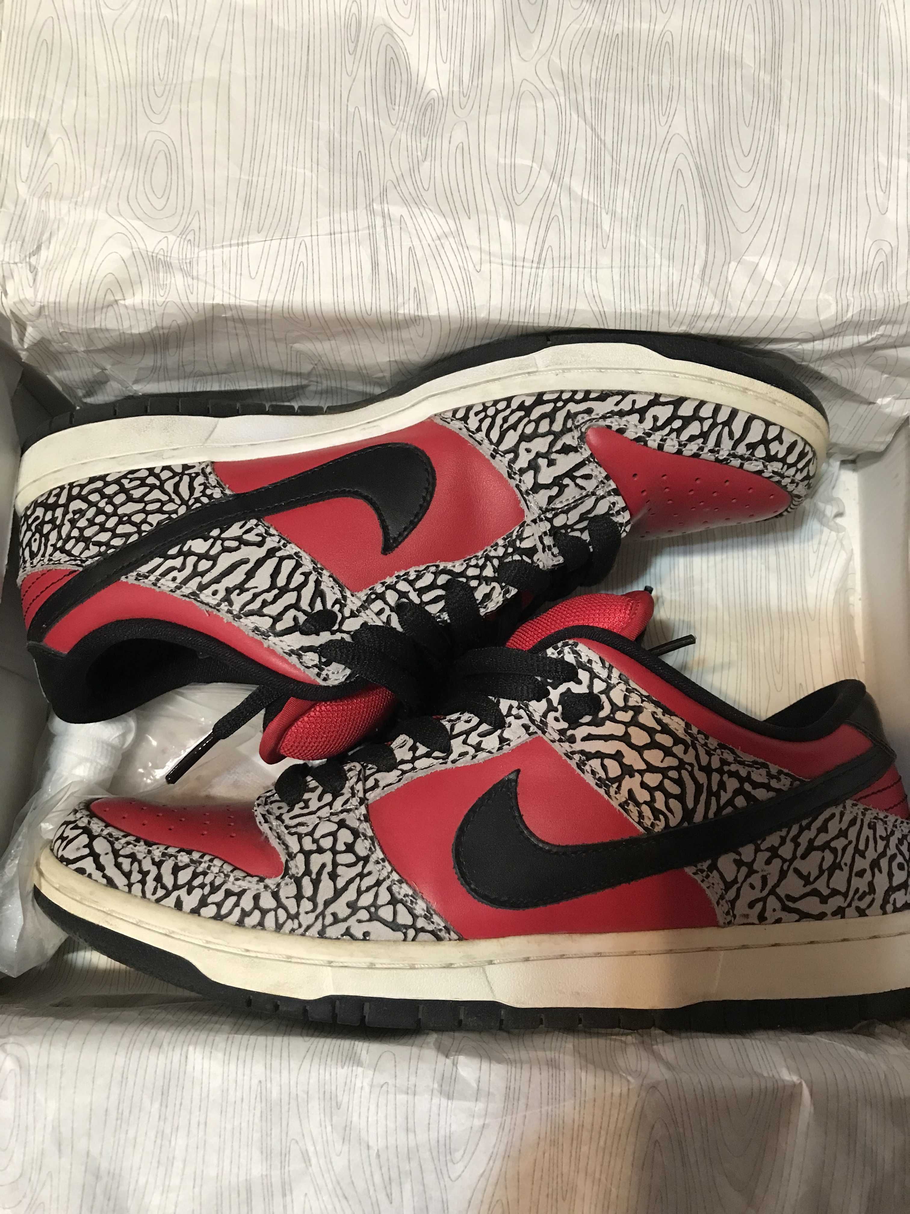 Supreme × Nike SB Dunk Low "Red Cement"(2012)