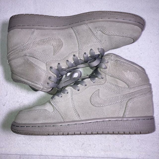 Nike GS Air Jordan 1 Retro High "Grey Suede"