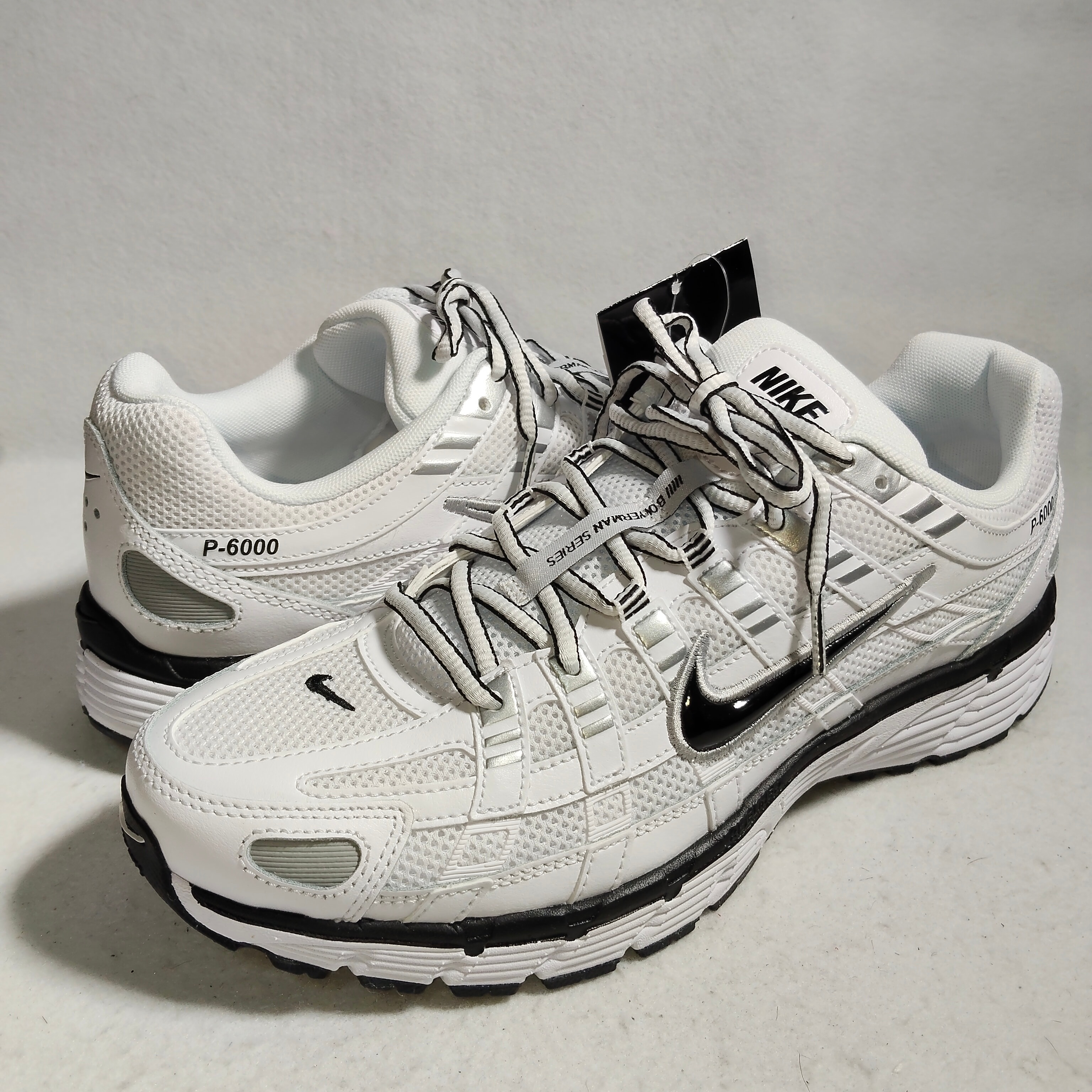 ナイキ P-6000 "ホワイト/メタリックシルバー/ブラック/ブラック"