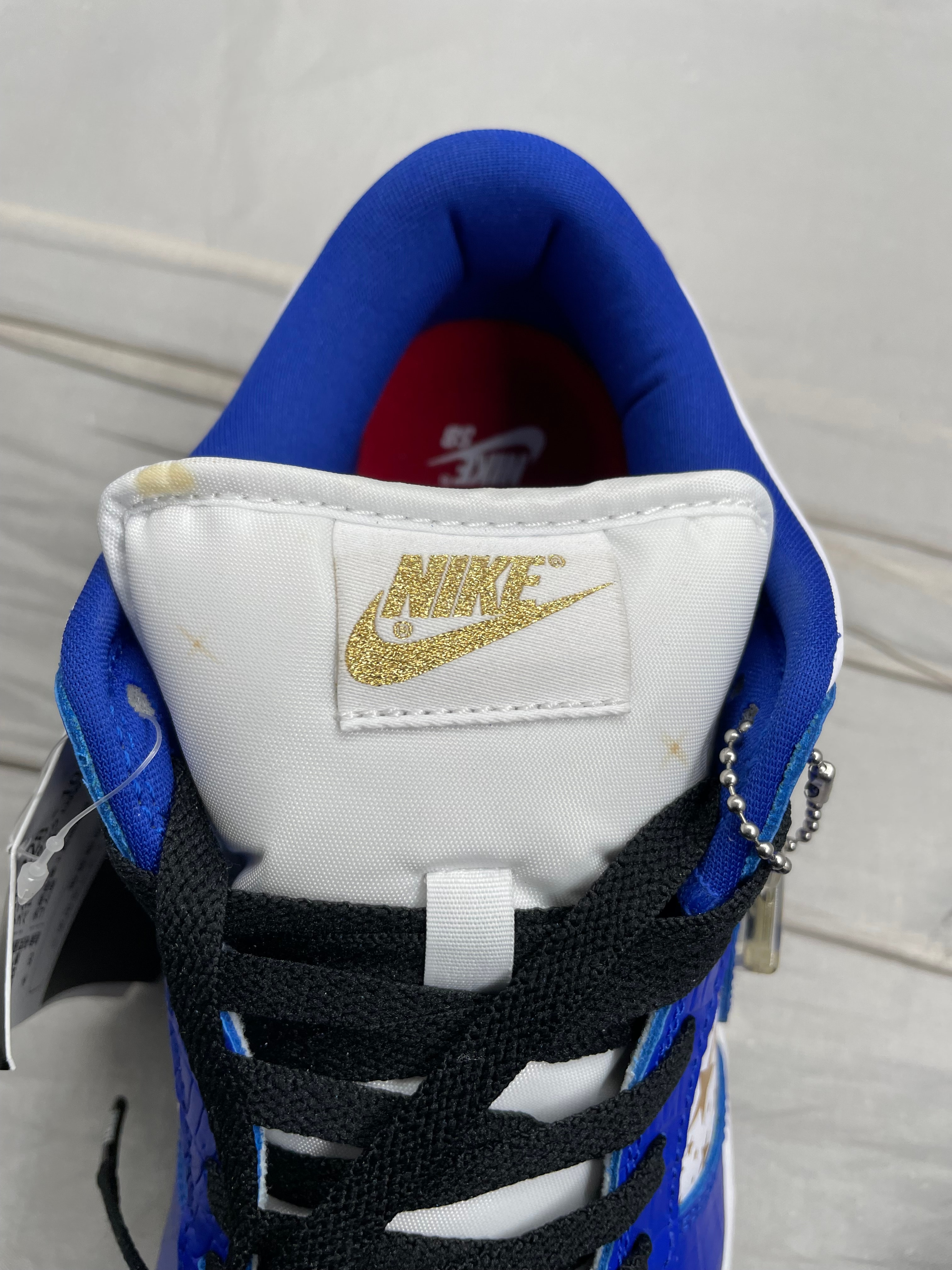 Supreme × Nike SB Dunk Low OG QS Gold Stars "White/Hyper Blue"