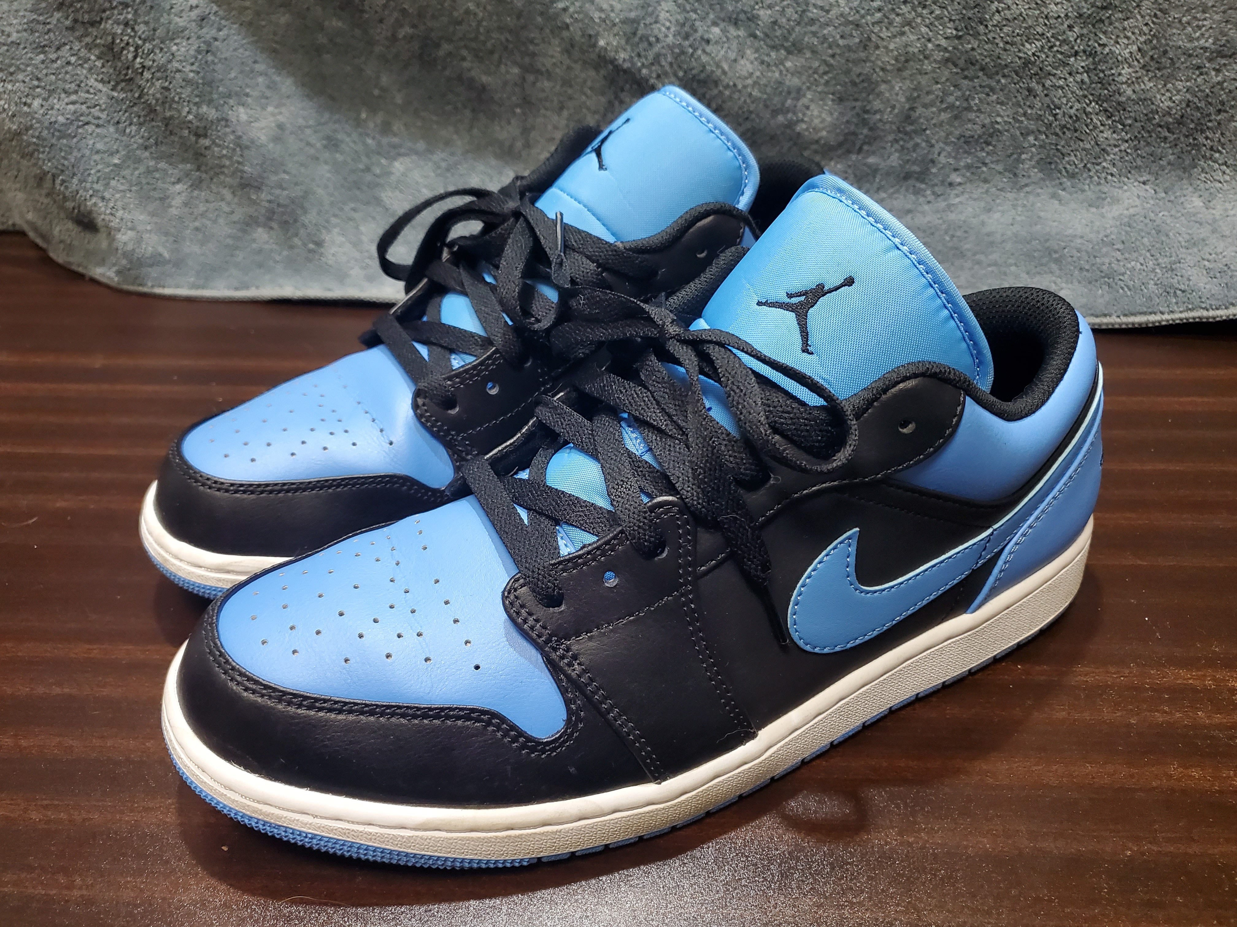 ナイキ エアジョーダン1 ロー "ユニバーシティブルー"