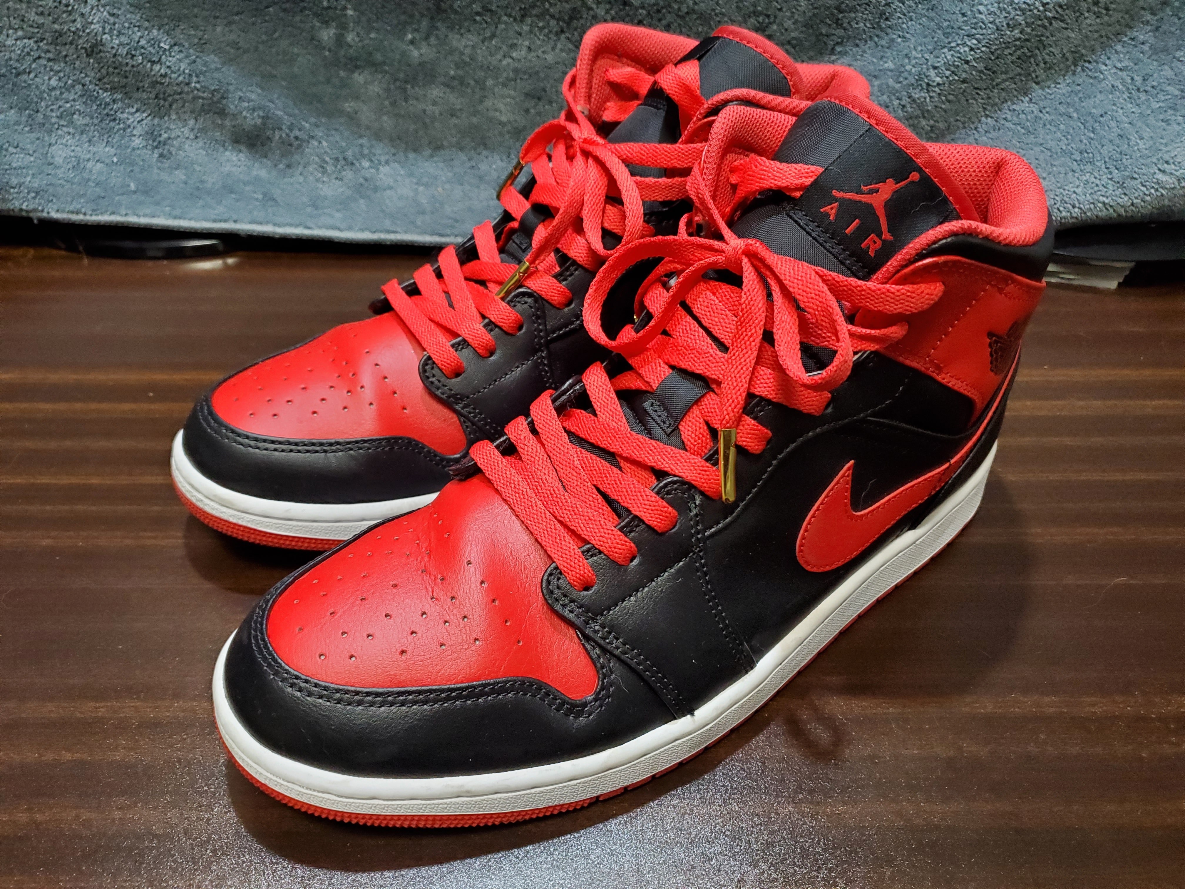 ナイキ エアジョーダン1 ミッド "ブレッドトゥ"