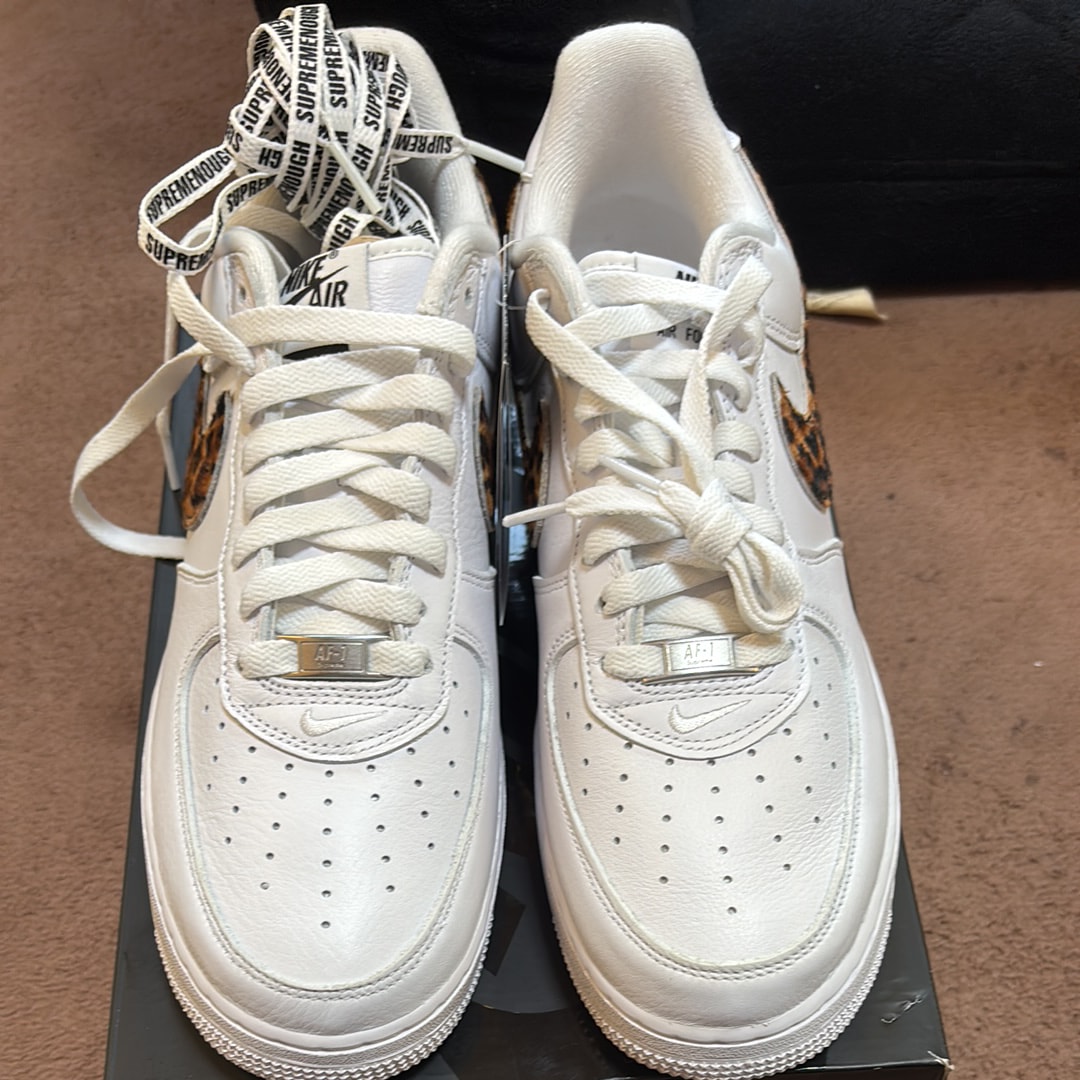 GOODENOUGH × Supreme × Nike Air Force 1 Low "White/Leopard" (25SS Week15)