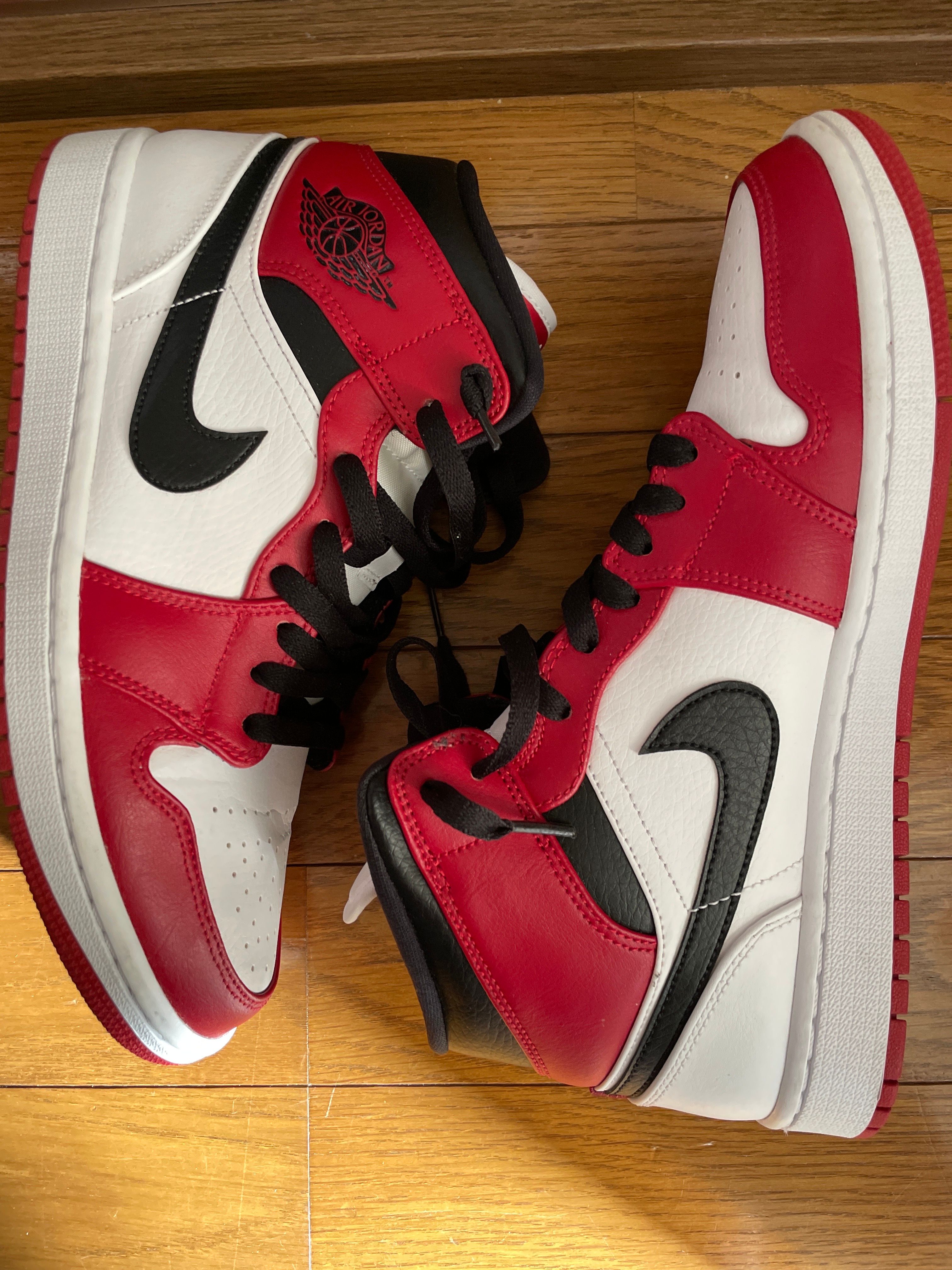 Nike Air Jordan 1 Mid "Chicago"