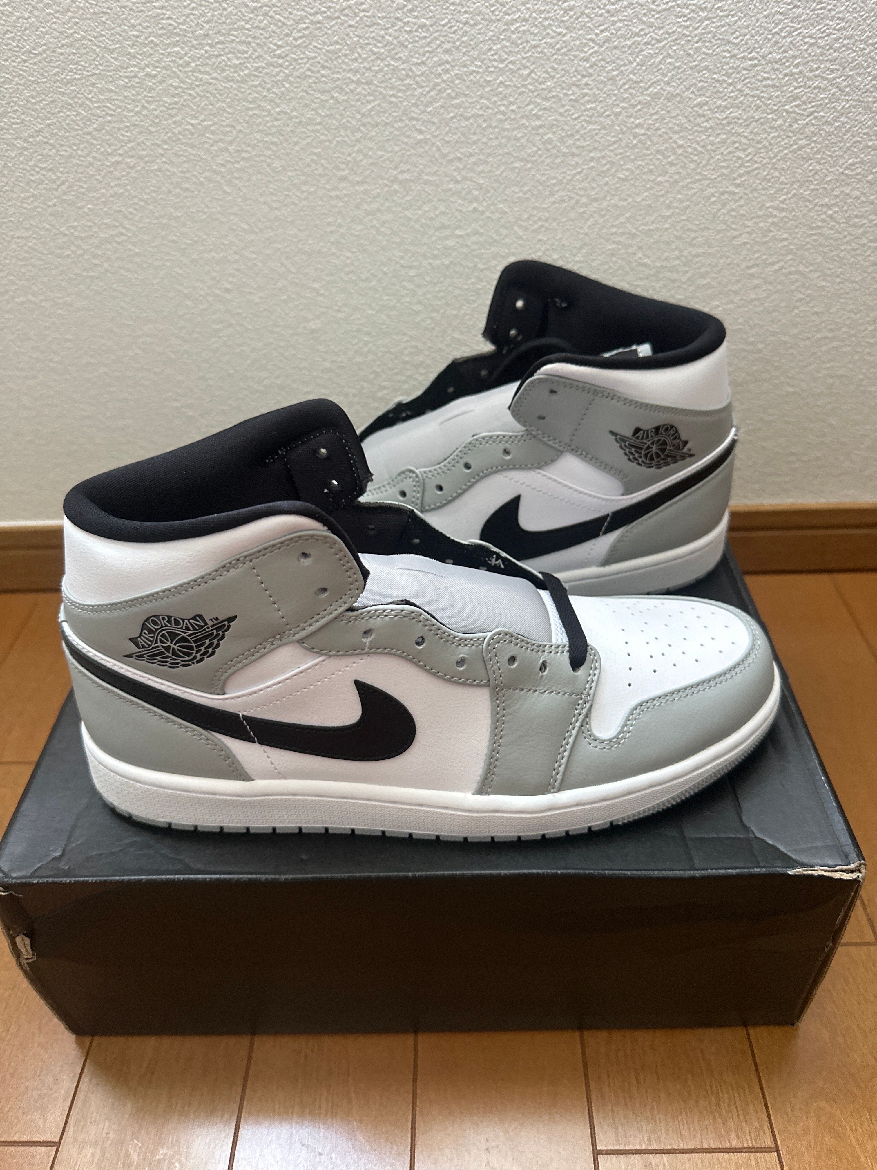 Nike Air Jordan 1 Mid "Light Smoke Grey/White/Black"