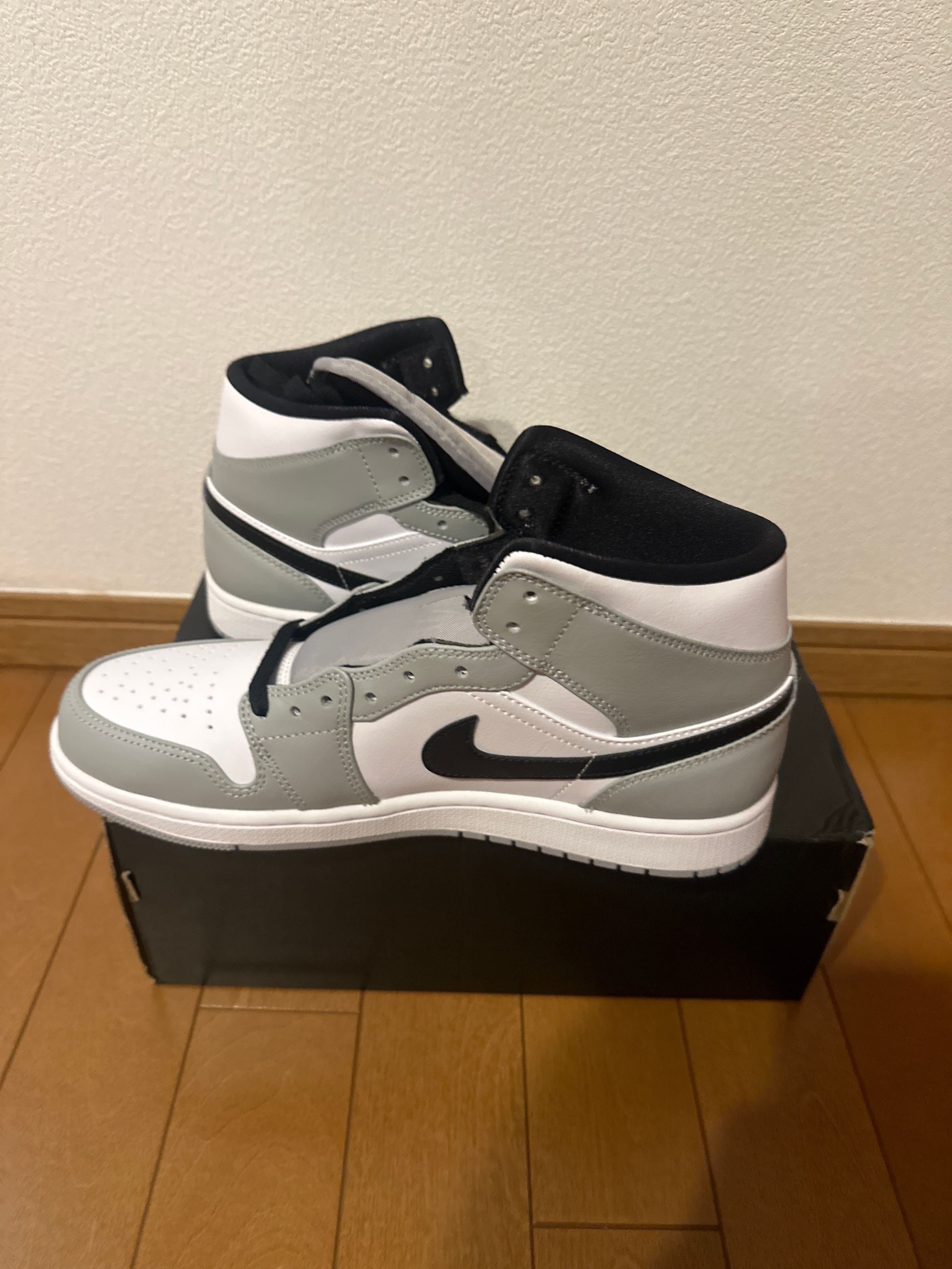 Nike Air Jordan 1 Mid "Light Smoke Grey/White/Black"