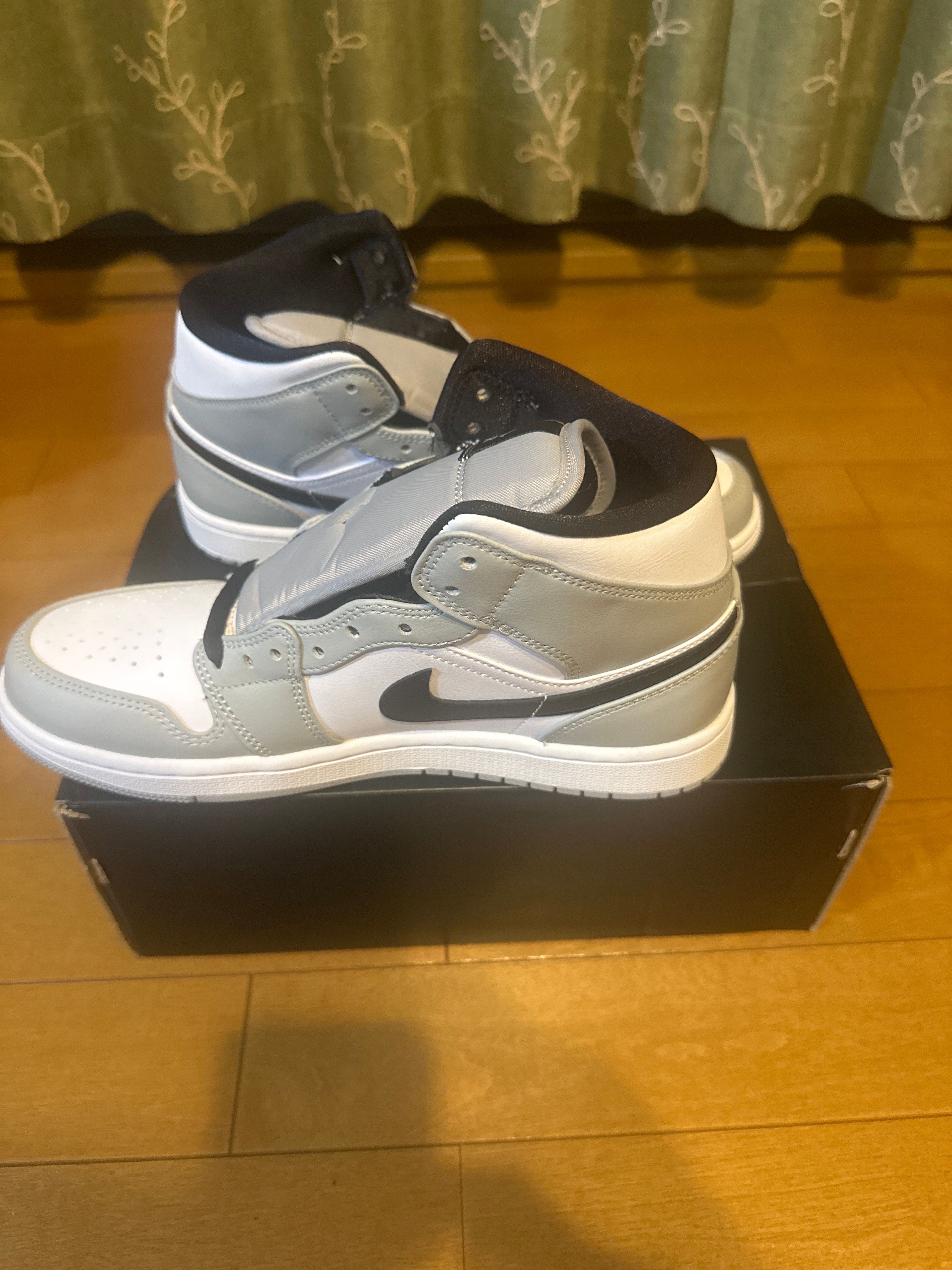 Nike Air Jordan 1 Mid "Light Smoke Grey/White/Black"