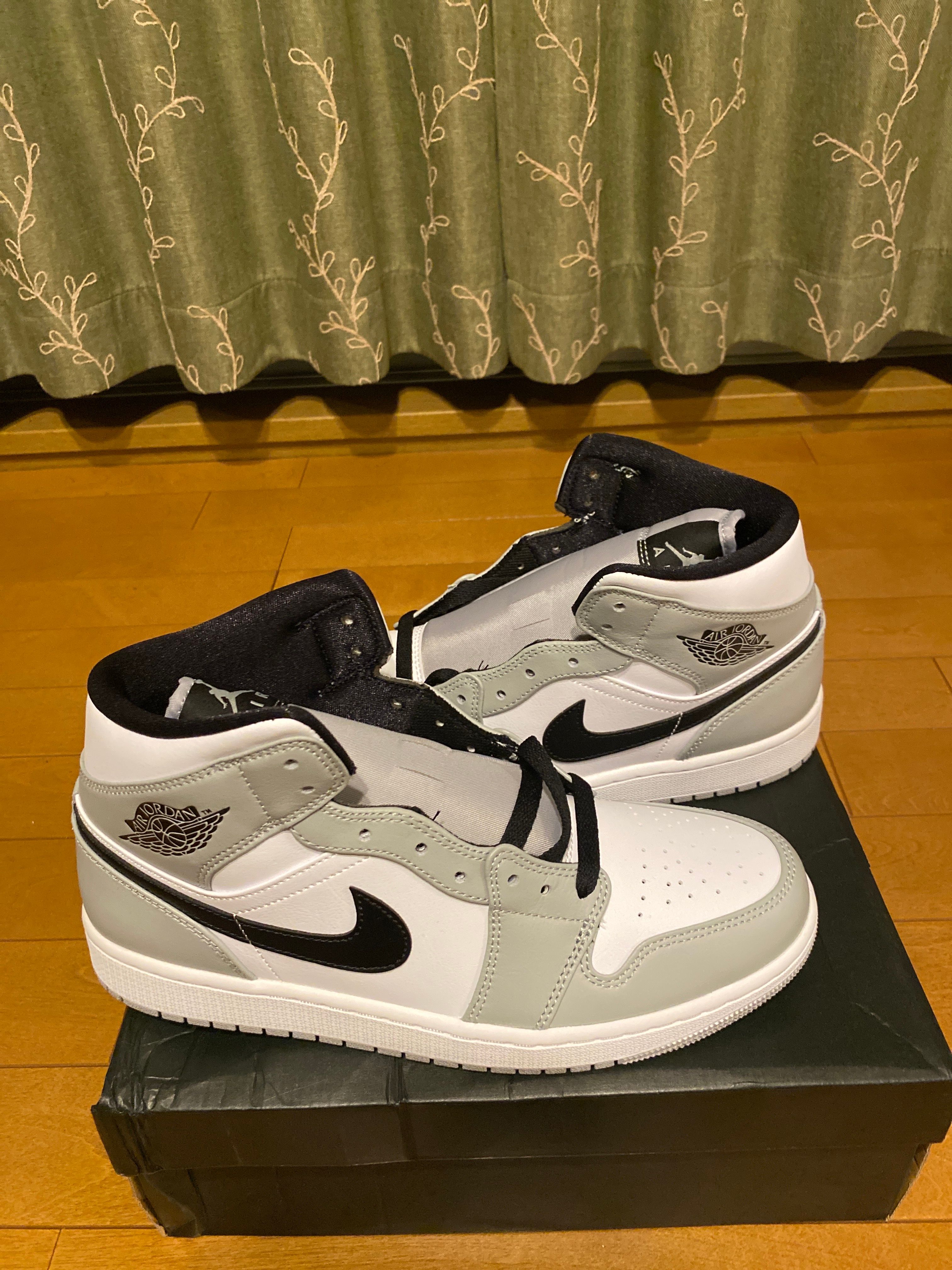 Nike Air Jordan 1 Mid "Light Smoke Grey/White/Black"