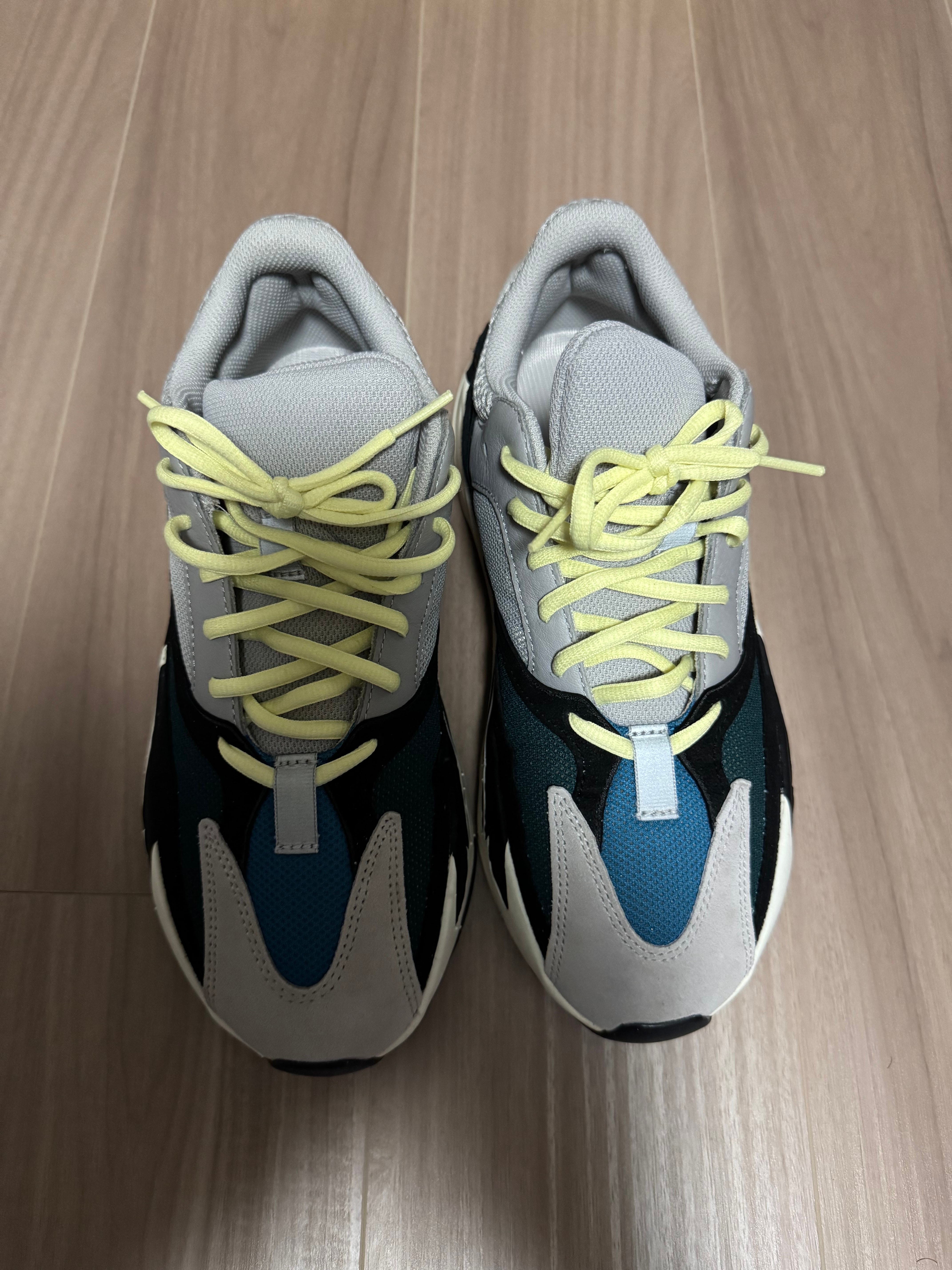 アディダス イージーブースト700 "ウェーブランナー"