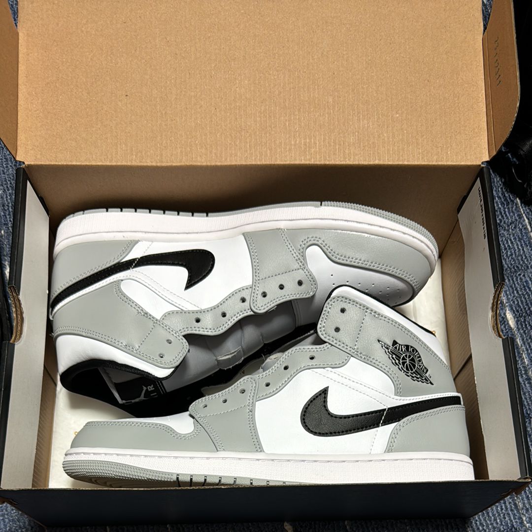 Nike Air Jordan 1 Mid "Light Smoke Grey/White/Black"