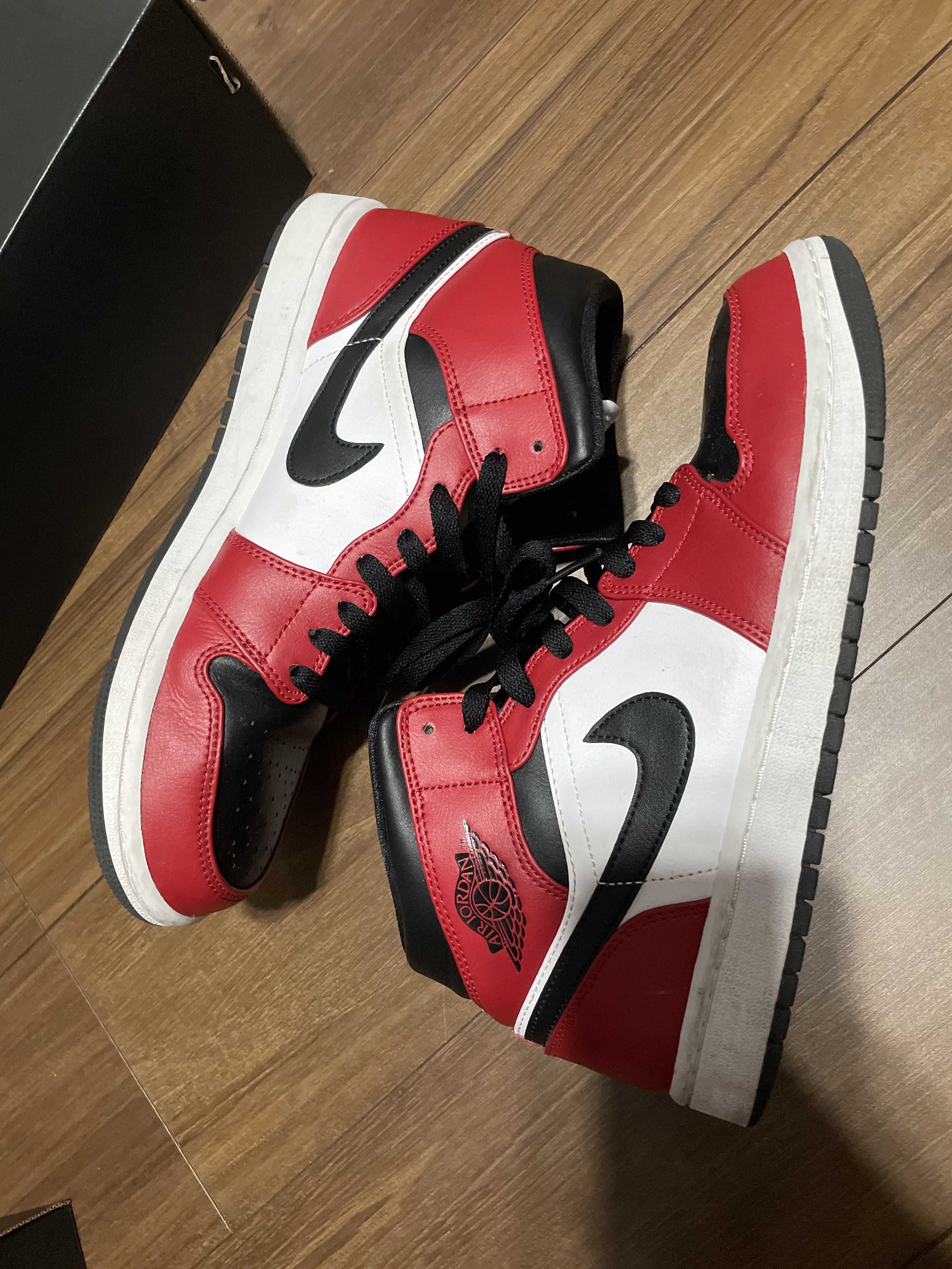 Nike Air Jordan 1 Mid "Chicago Black Toe"