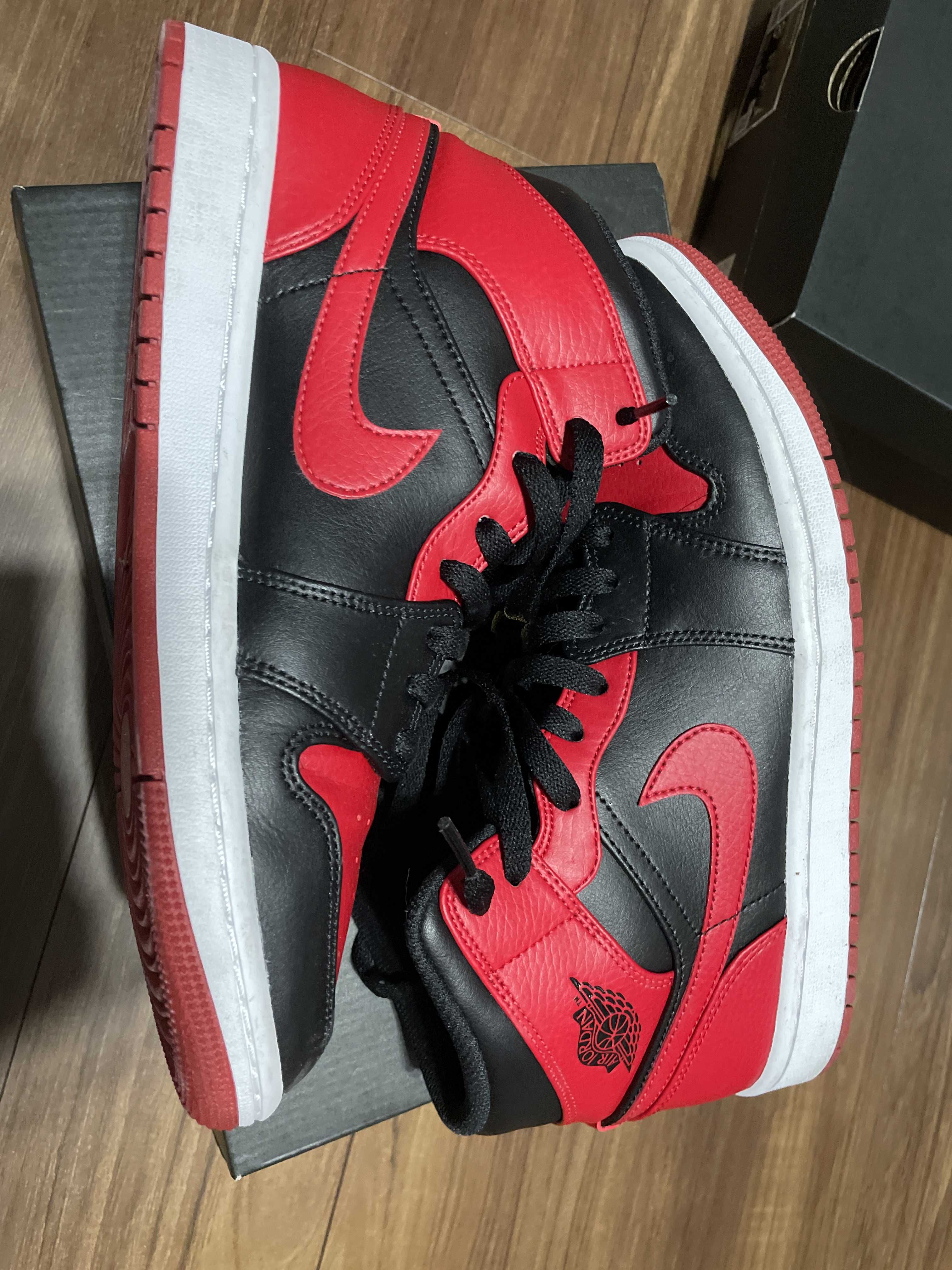 Nike Air Jordan 1 Mid "Bred"