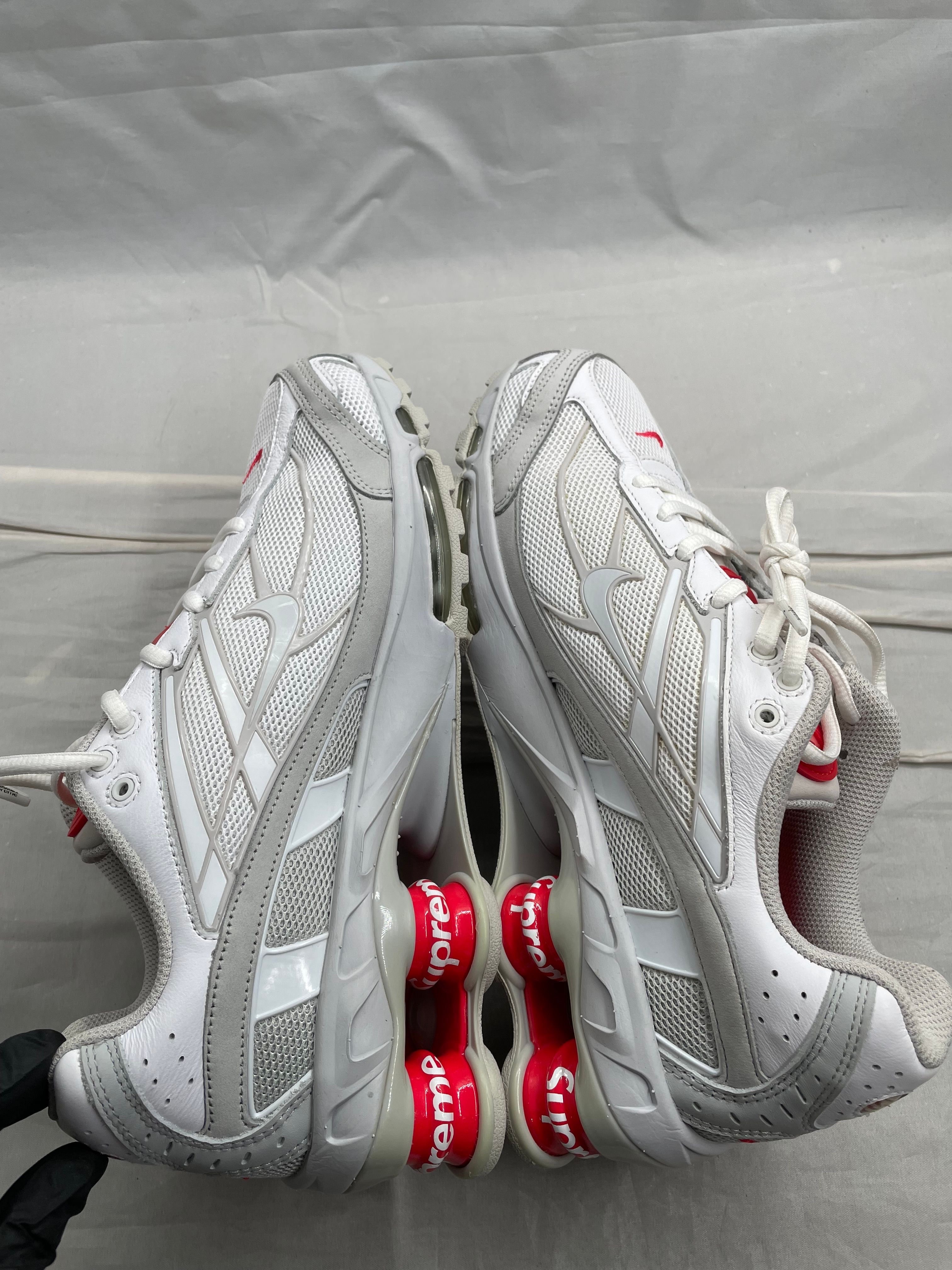 シュプリーム × ナイキ ショックス ライド2 "ホワイト/グレーフォッグ/フラットプラチナム"