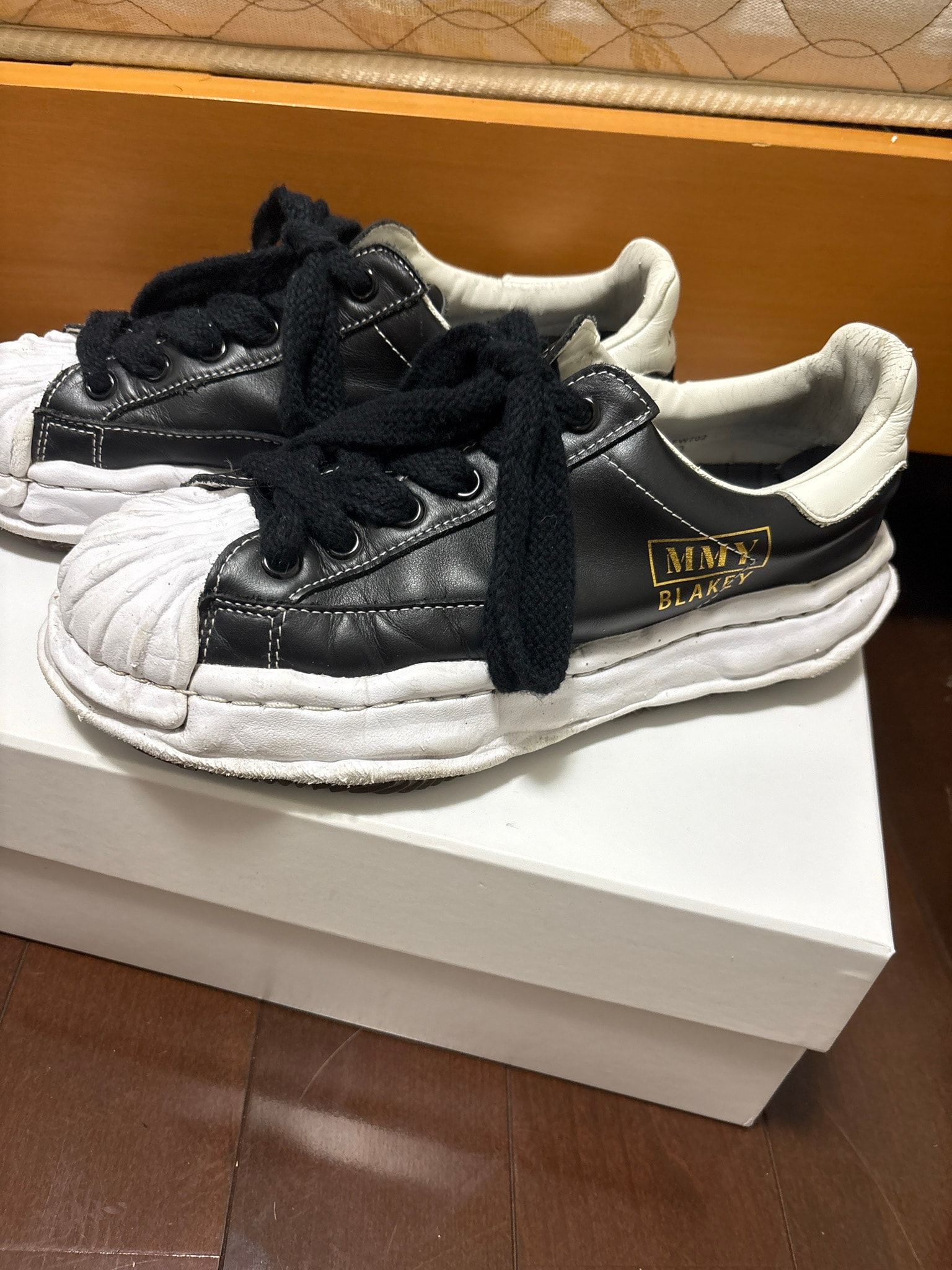 Maison MIHARA YASUHIRO BLAKEY OG Sole Leather Low-top Sneaker "Black"