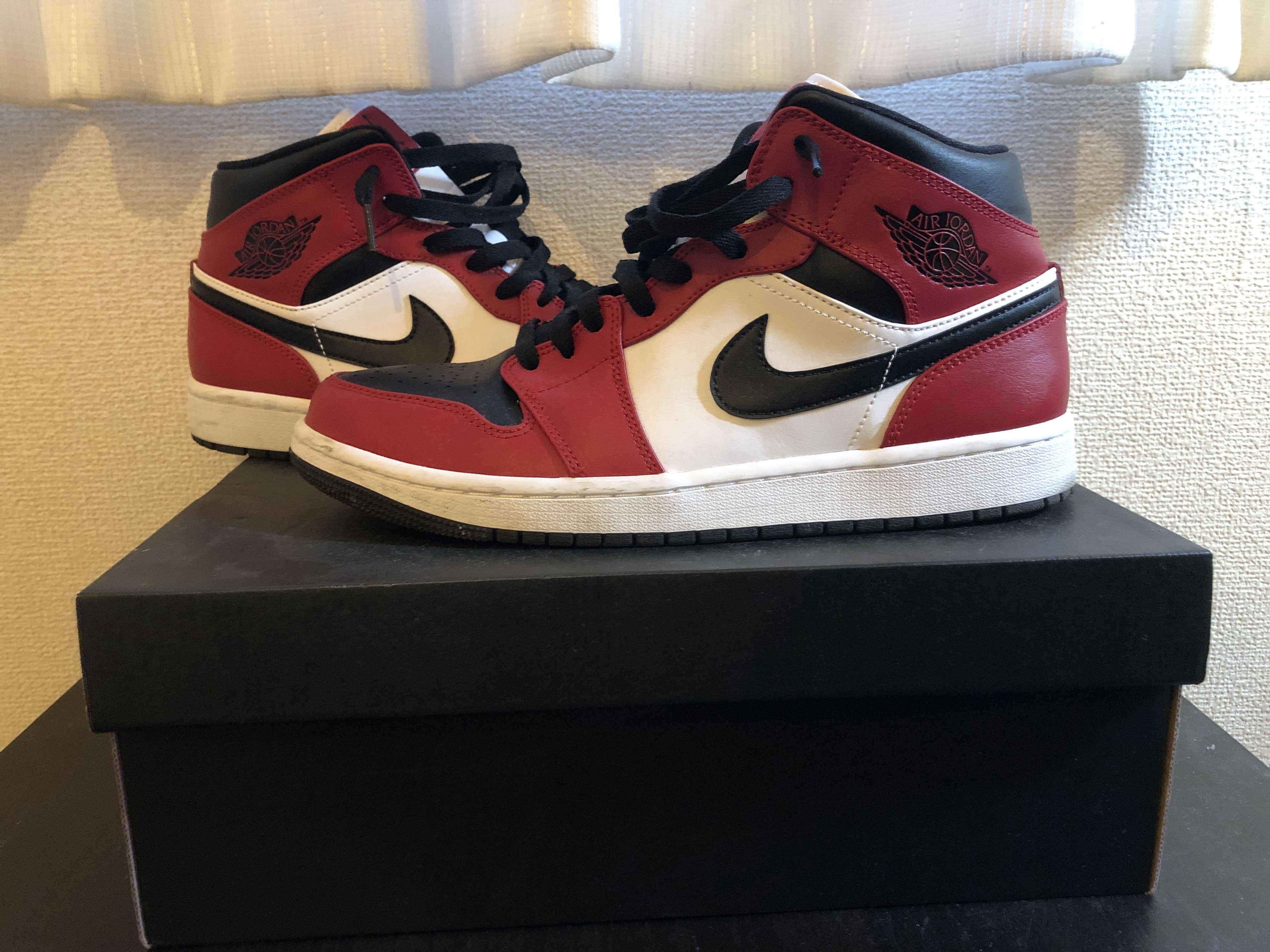 Nike Air Jordan 1 Mid "Chicago Black Toe"