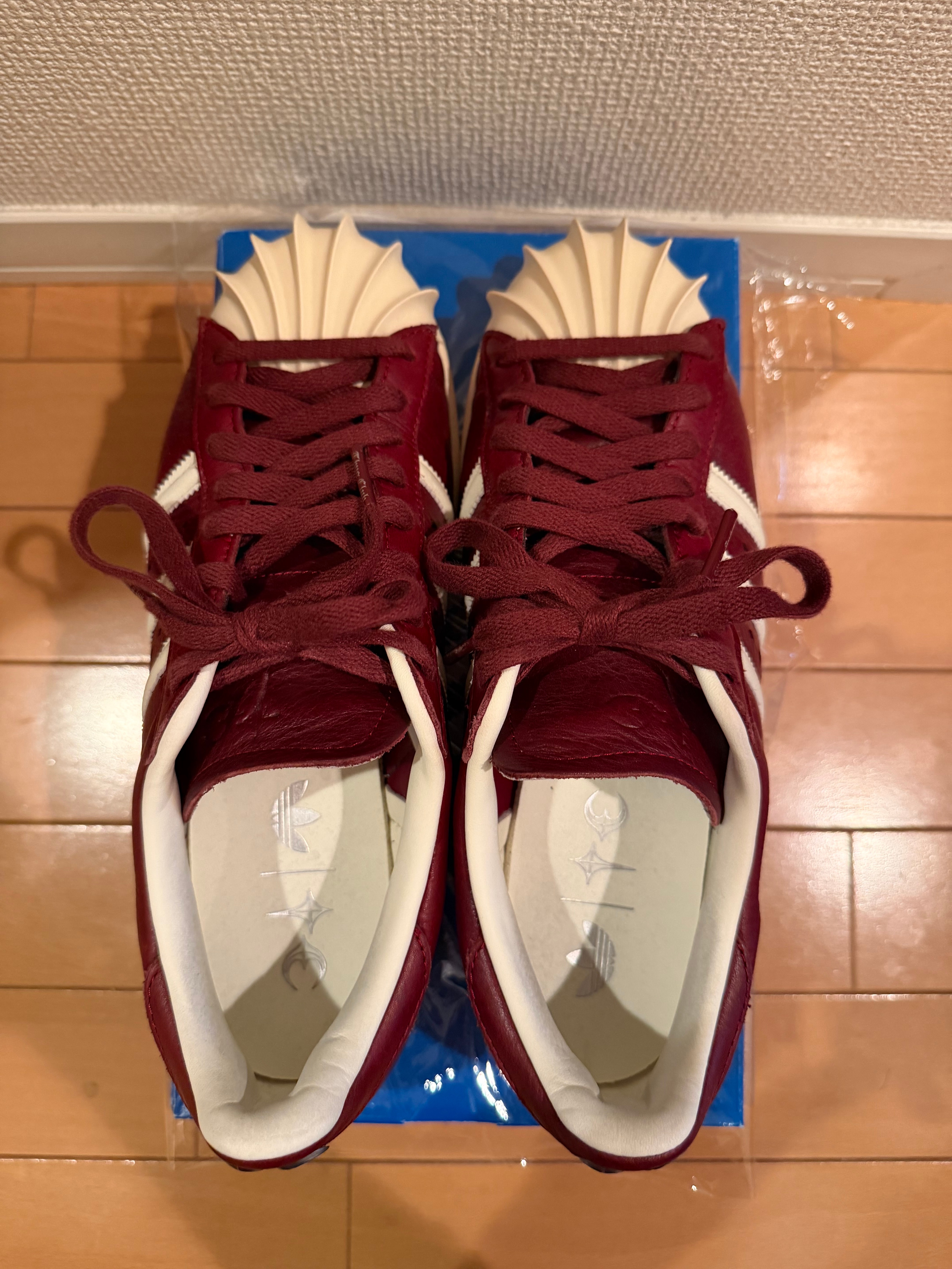 サグクラブ × アディダスオリジナルス スーパースター ヴィンテージ "カレッジバーガンディ/クリームホワイト"