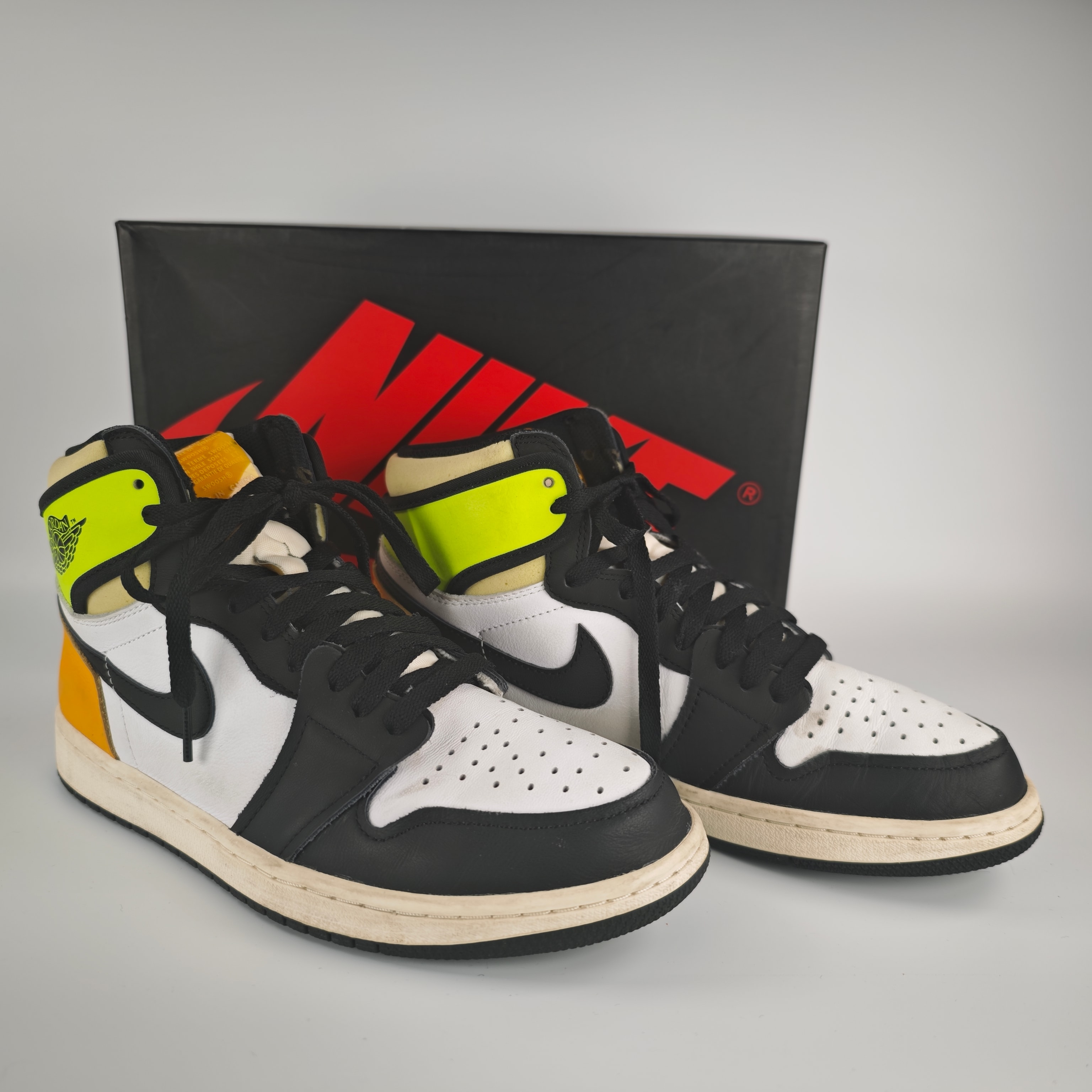 ナイキ エアジョーダン1 ハイ OG "ボルトゴールド"