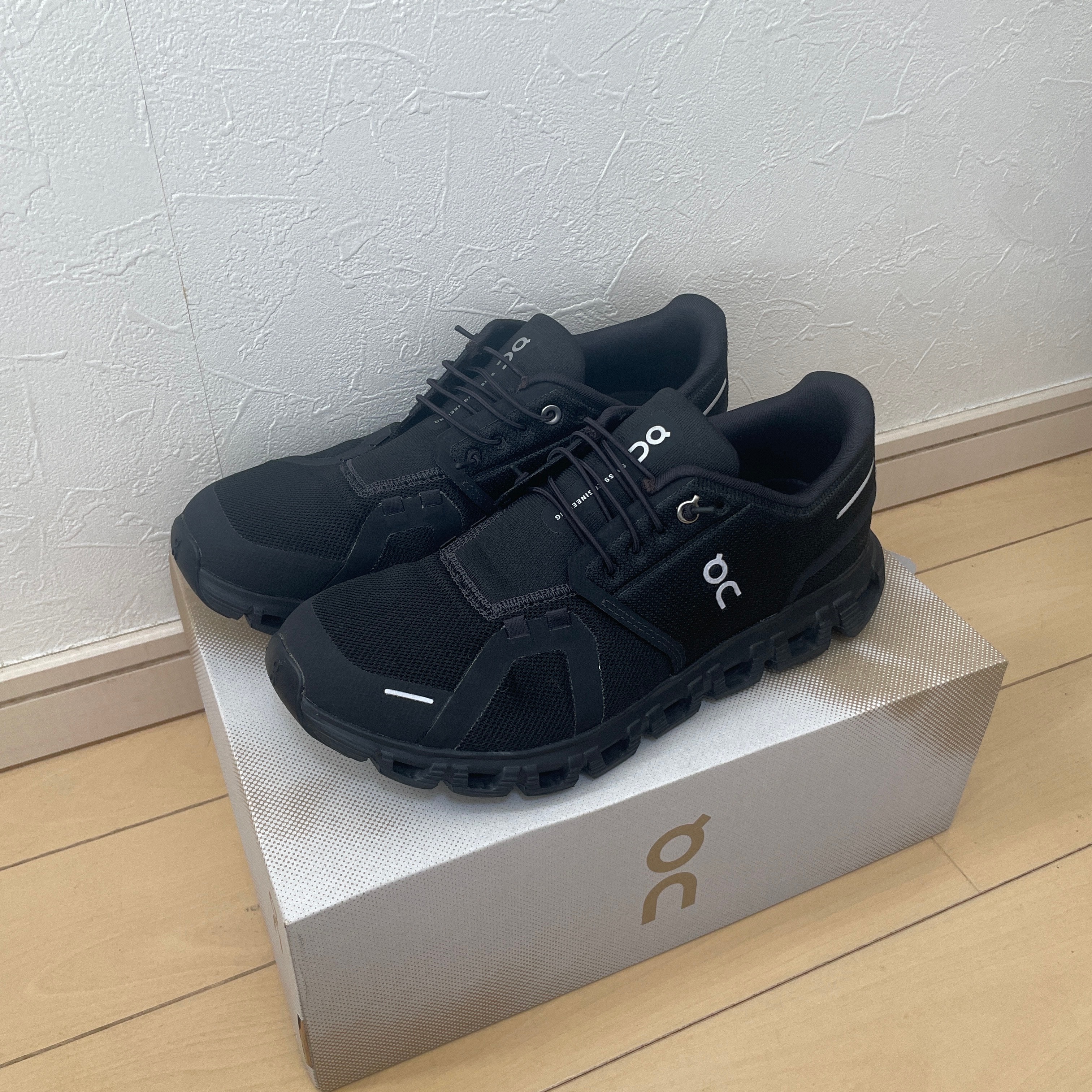 オン クラウド6 "ブラック/ブラック"