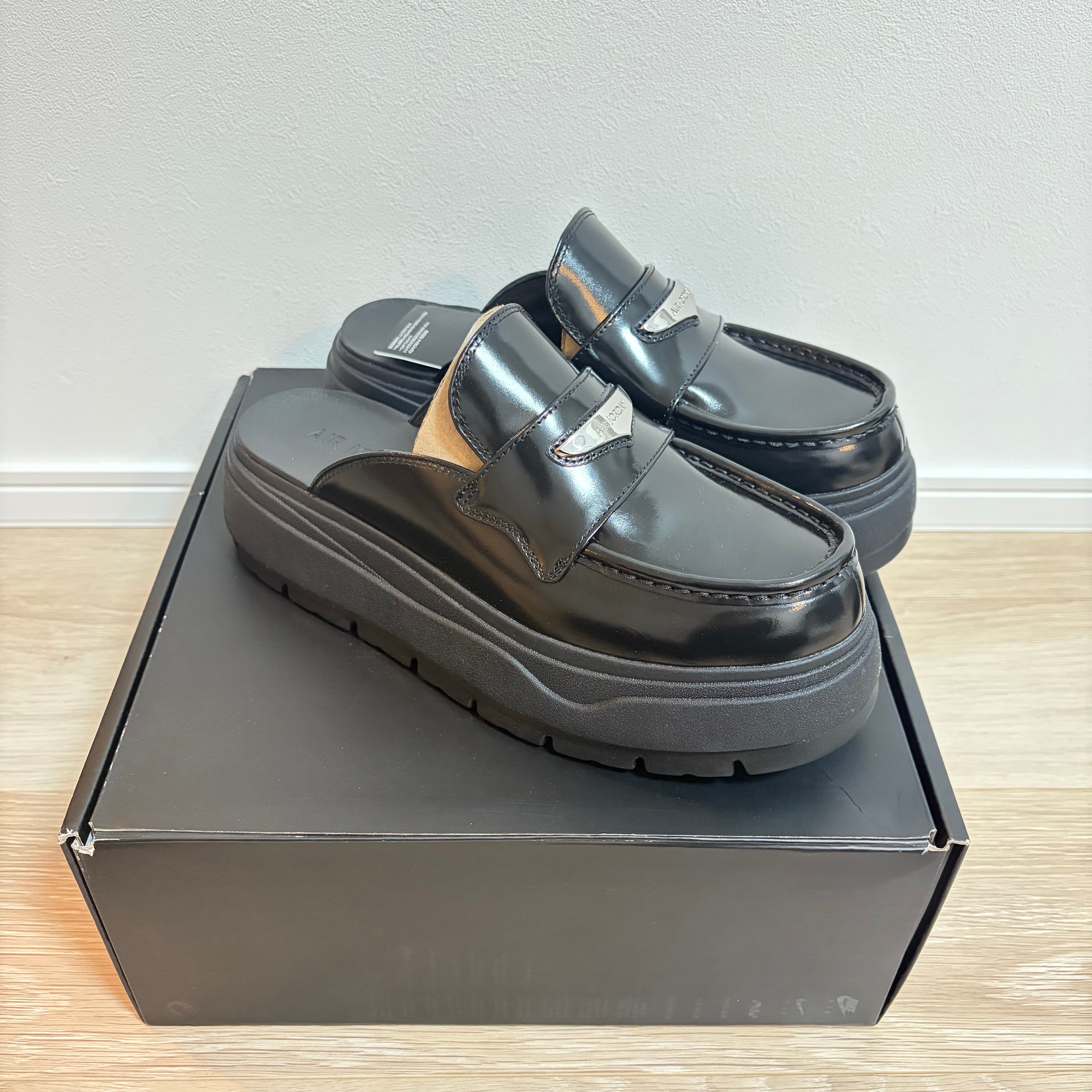 ナイキ ウィメンズ エアジョーダン ミュール "ブラック/メタリックシルバー"