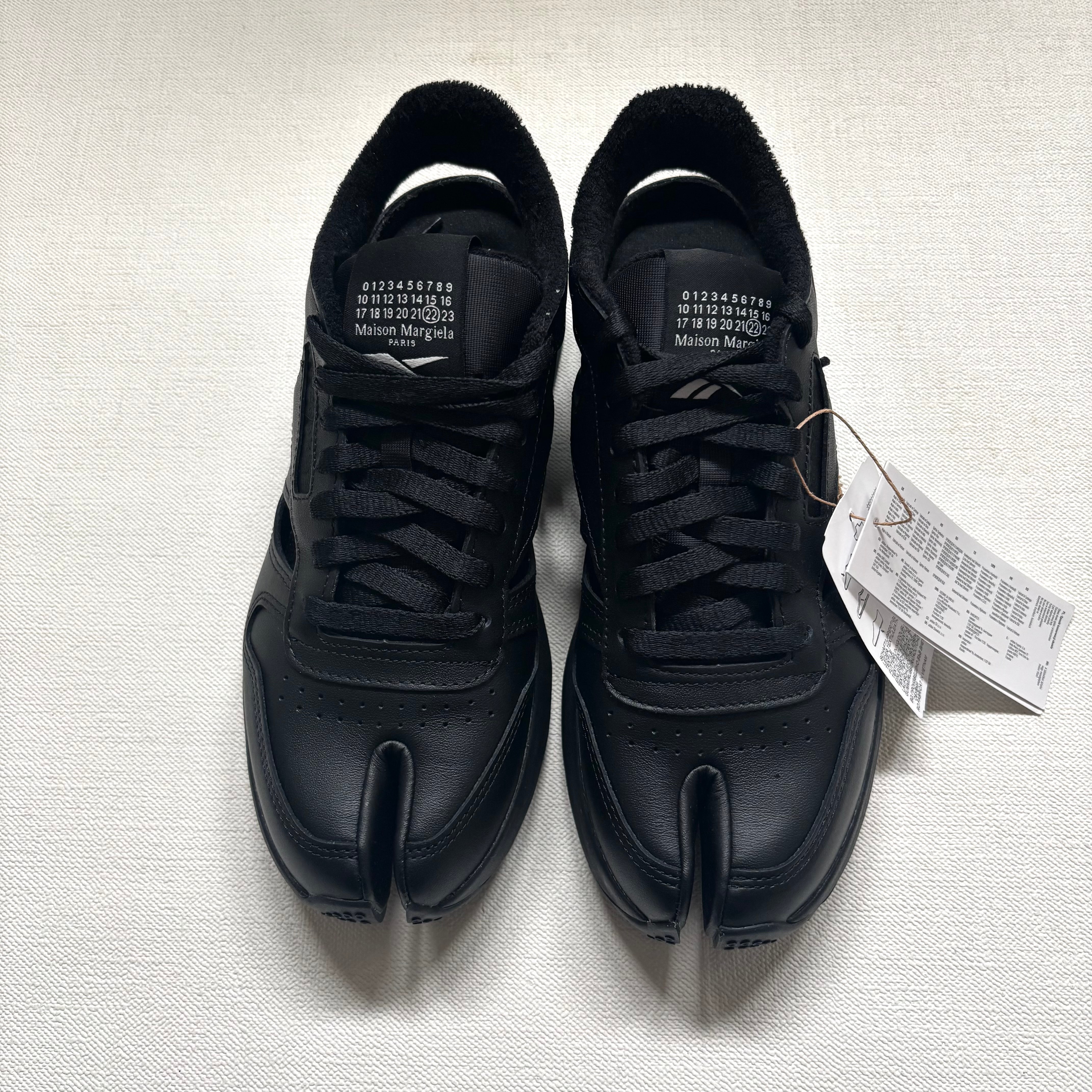 メゾンマルジェラ × リーボック クラシック レザー タビ DQ "ブラック/フットウェア ホワイト/ブラック"