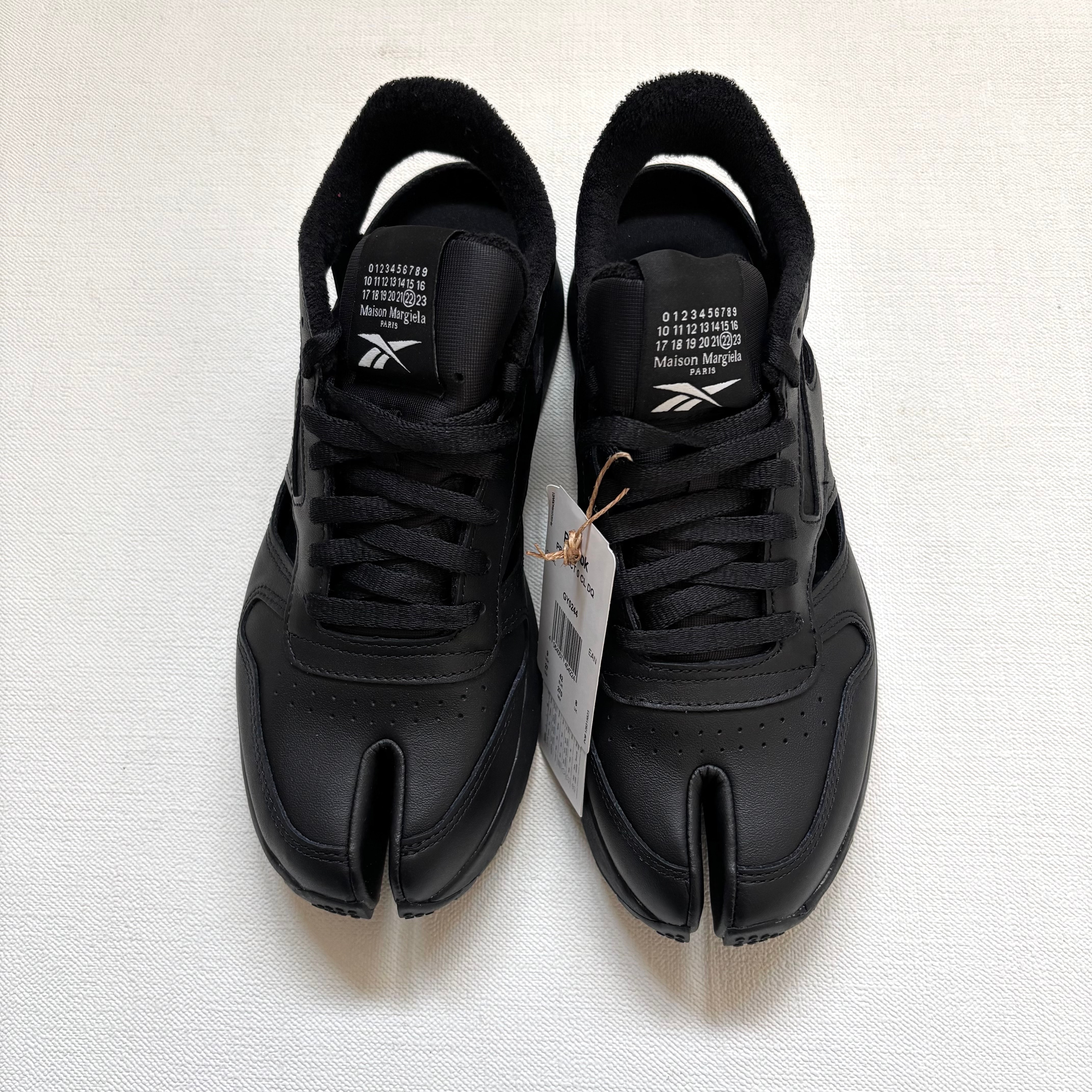 メゾンマルジェラ × リーボック クラシック レザー タビ DQ "ブラック/フットウェア ホワイト/ブラック"