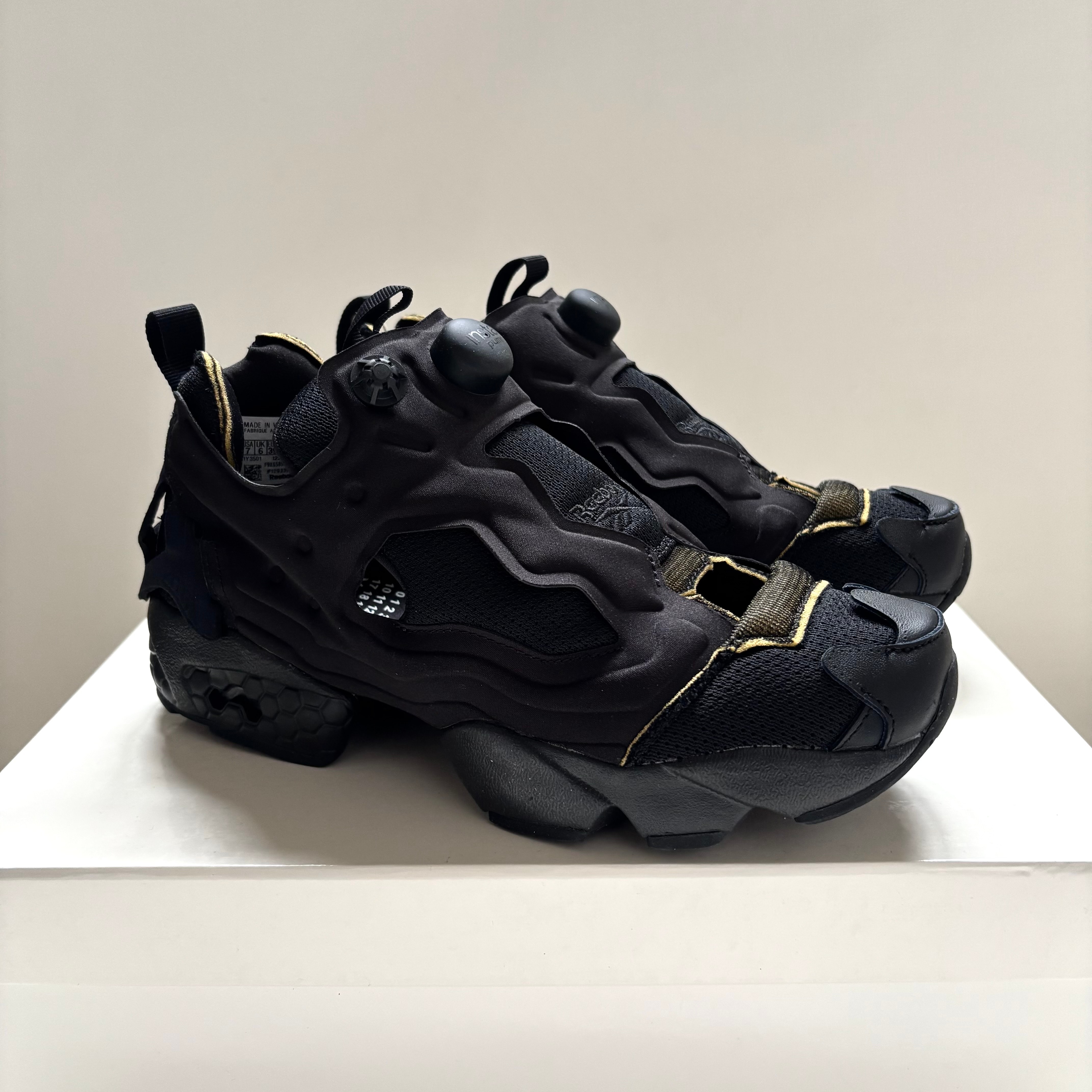 メゾンマルジェラ × リーボック プロジェクト 0 インスタポンプ フューリー "ブラック"