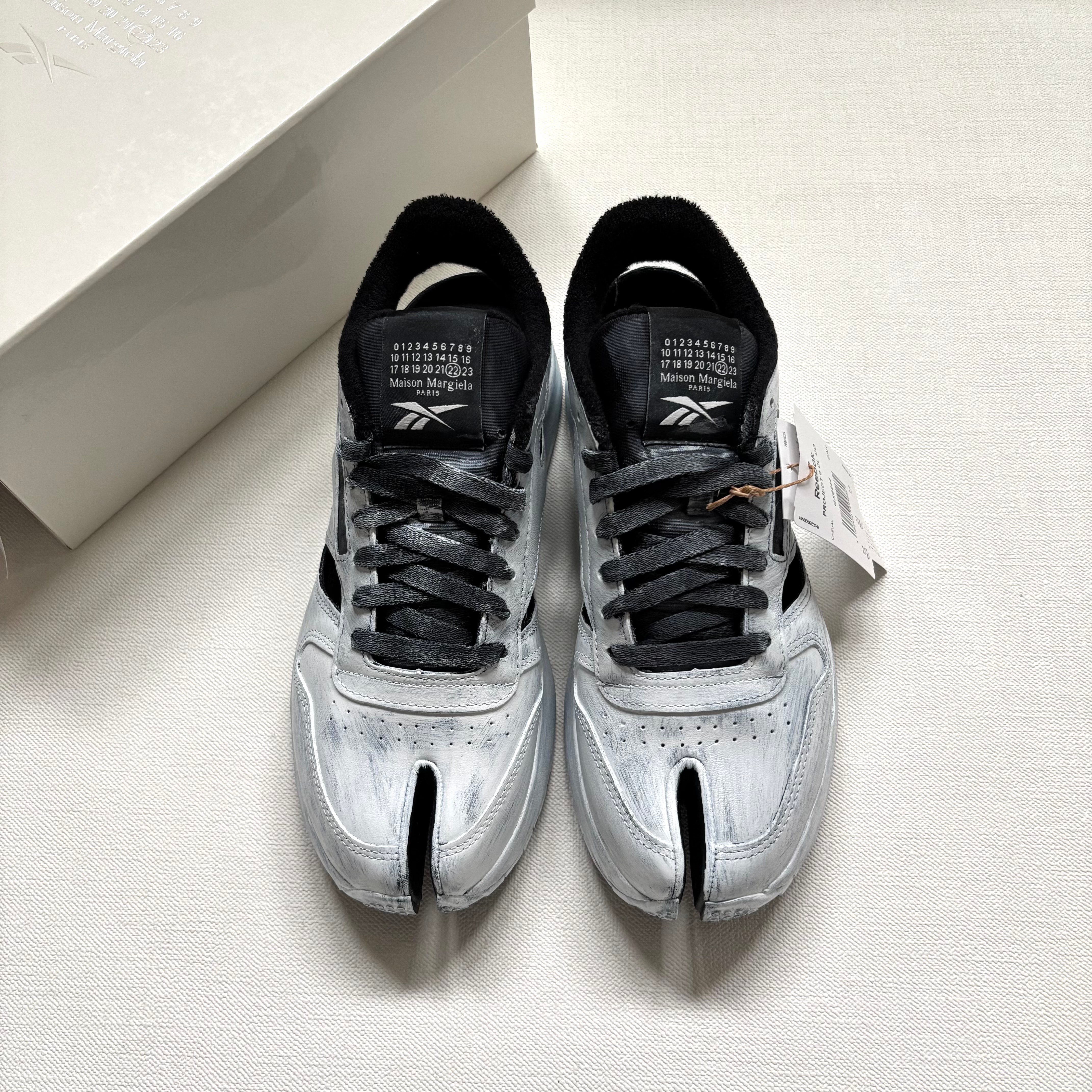 メゾンマルジェラ × リーボック クラシック レザー タビ DQ "ブラック/ブラック/フットウェアホワイト"