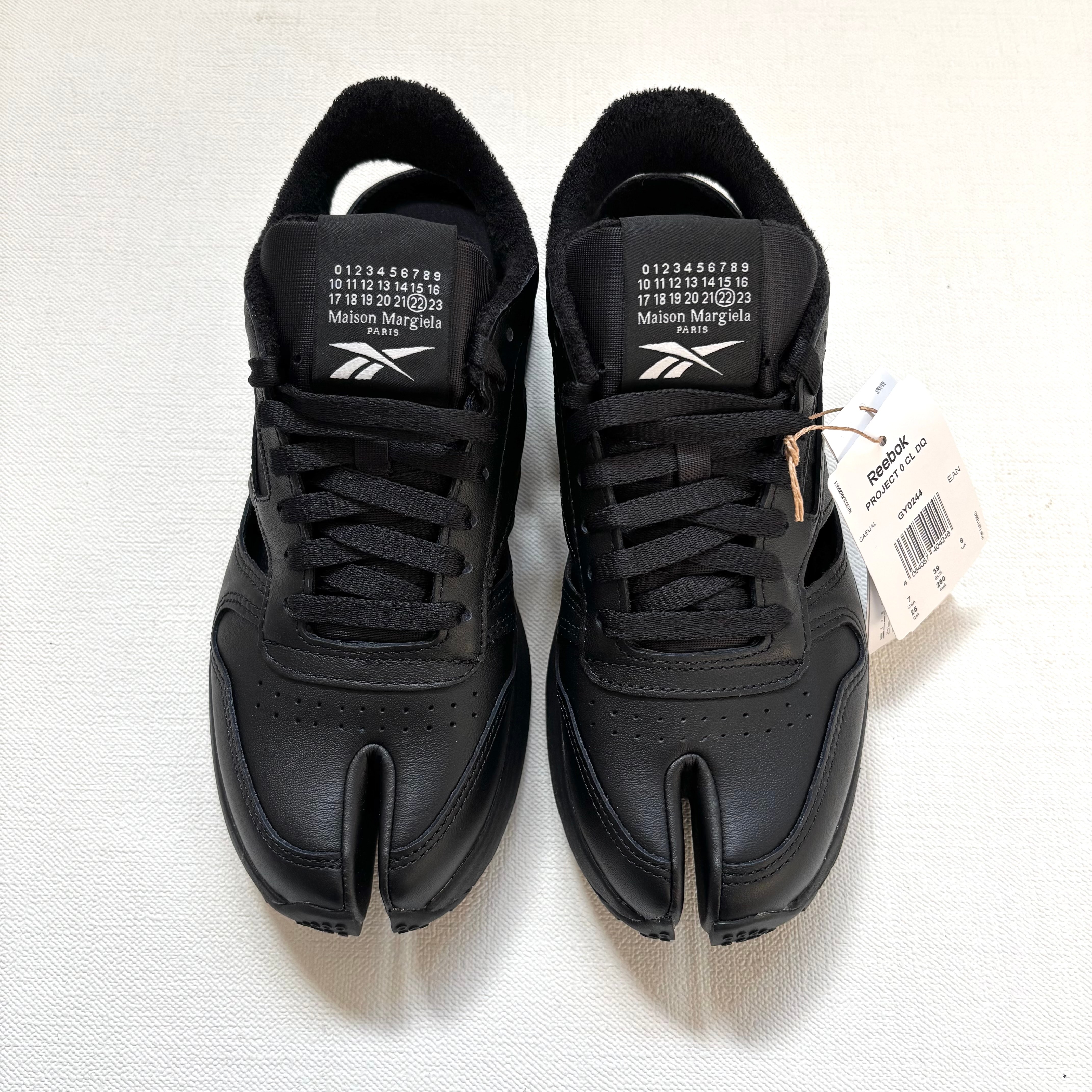 メゾンマルジェラ × リーボック クラシック レザー タビ DQ "ブラック/フットウェア ホワイト/ブラック"