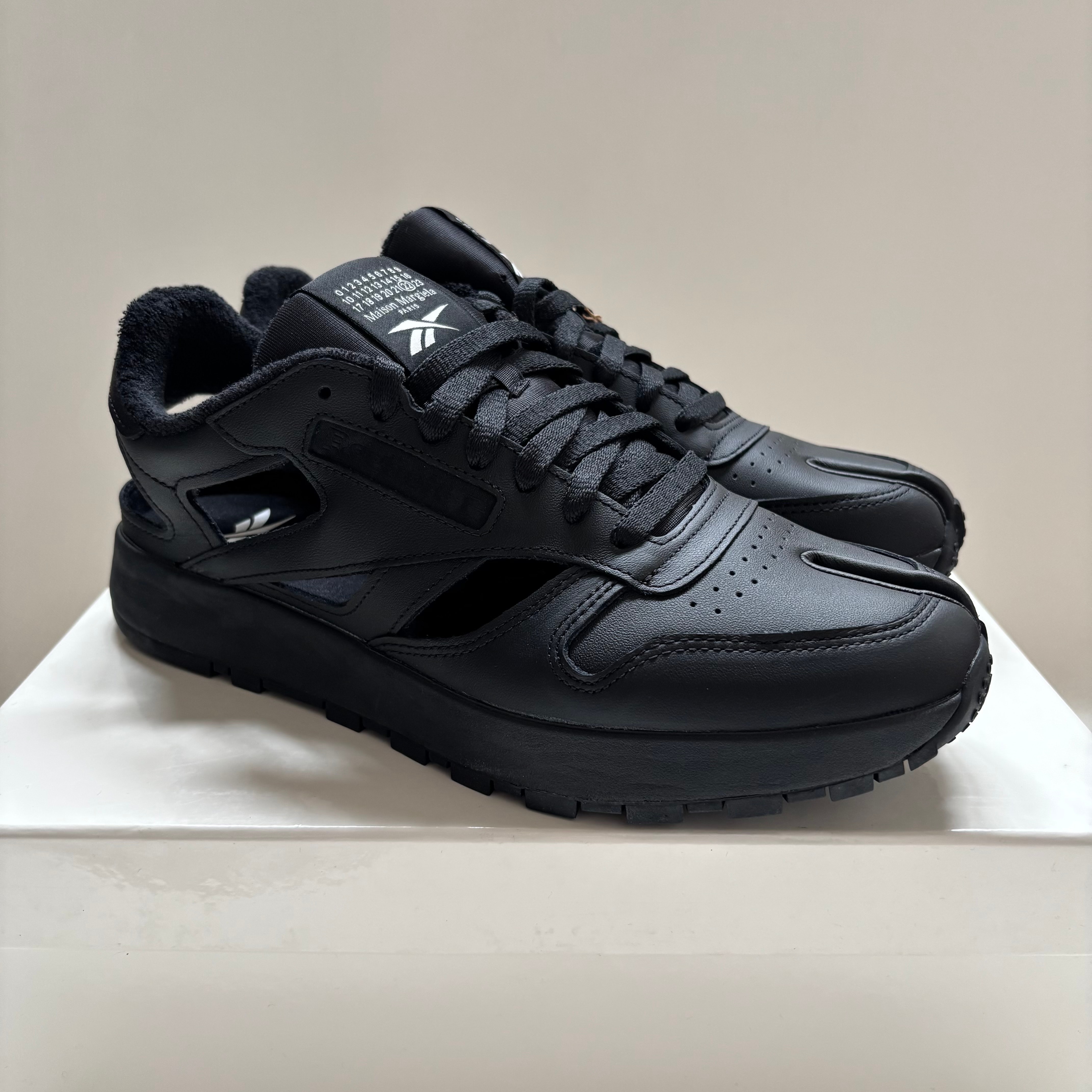 メゾンマルジェラ × リーボック クラシック レザー タビ DQ "ブラック/フットウェア ホワイト/ブラック"