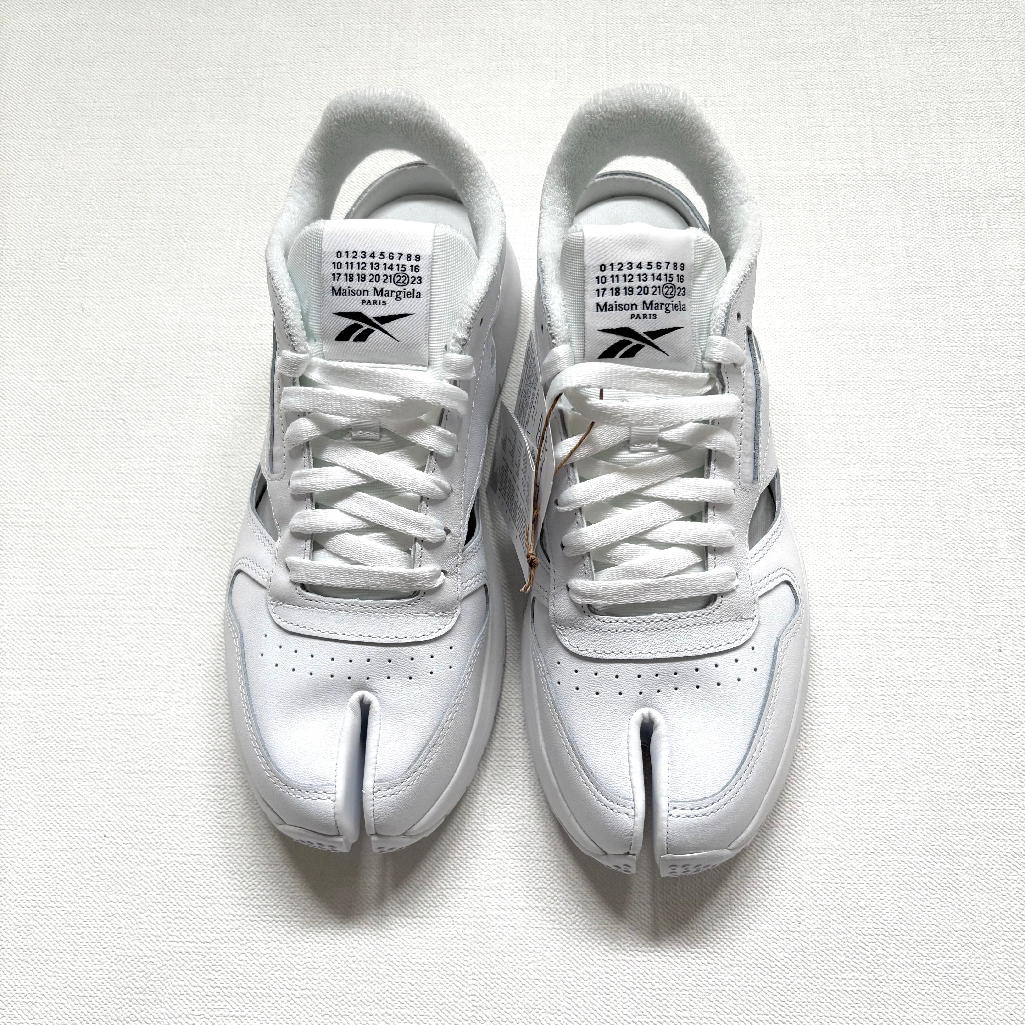 メゾンマルジェラ × リーボック クラシック レザー タビ DQ "フットウェアホワイト/ブラック/フットウェアホワイト"