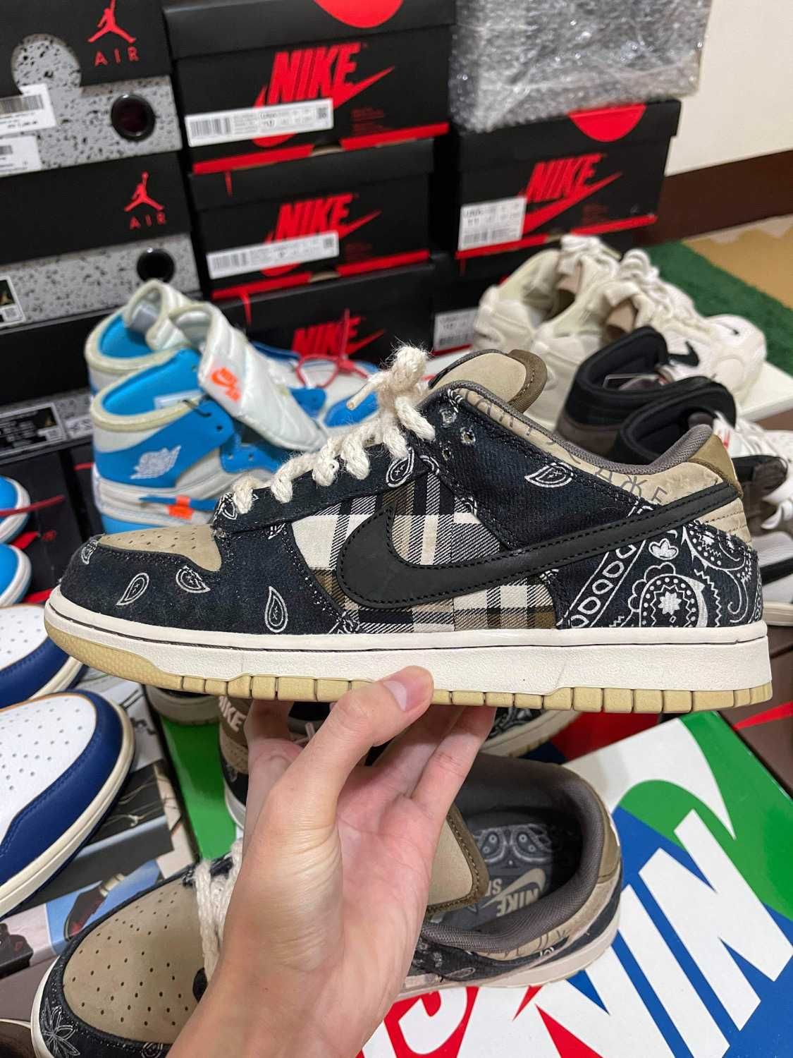 Travis Scott × Nike SB Dunk Low "Black/Parachute Beige"