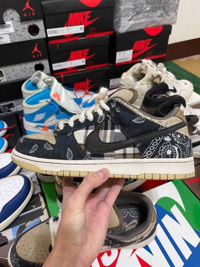 Travis Scott × Nike SB Dunk Low "Black/Parachute Beige"