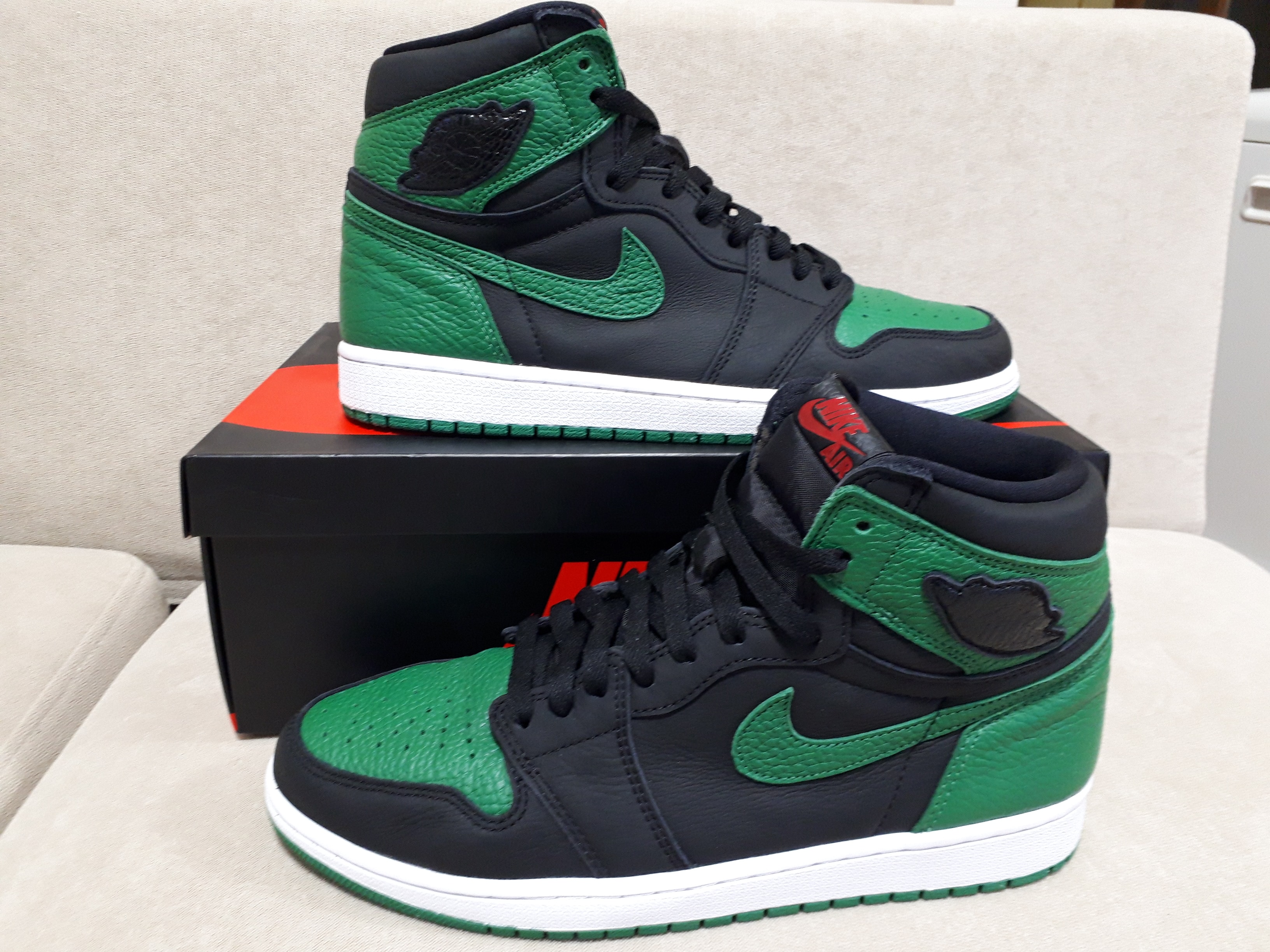 Nike Air Jordan 1 Retro High OG "Black/Pine Green" (2020)