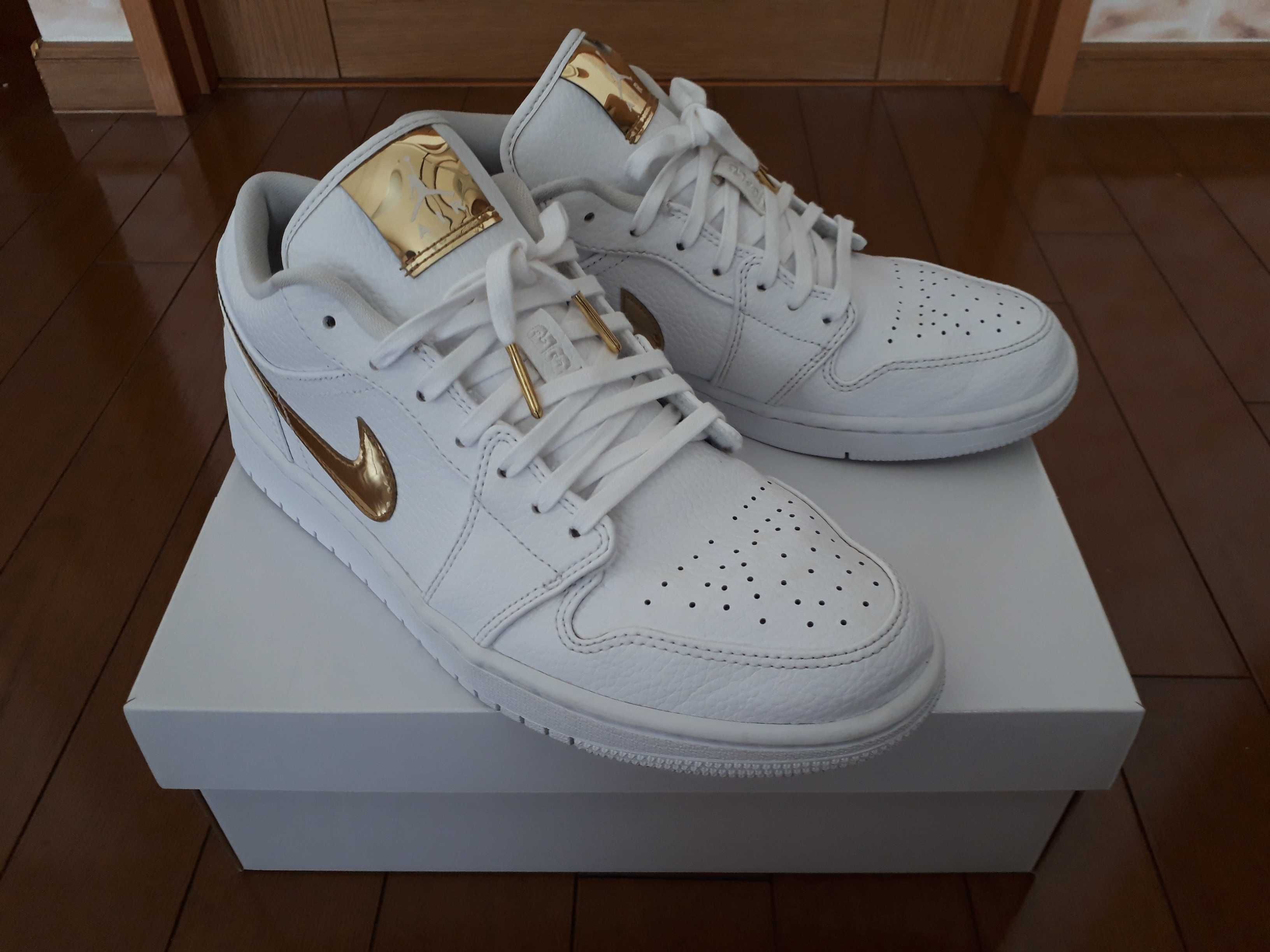 NIKE Women's AIR JORDAN 1 LOW SE "WHITE/GOLD"