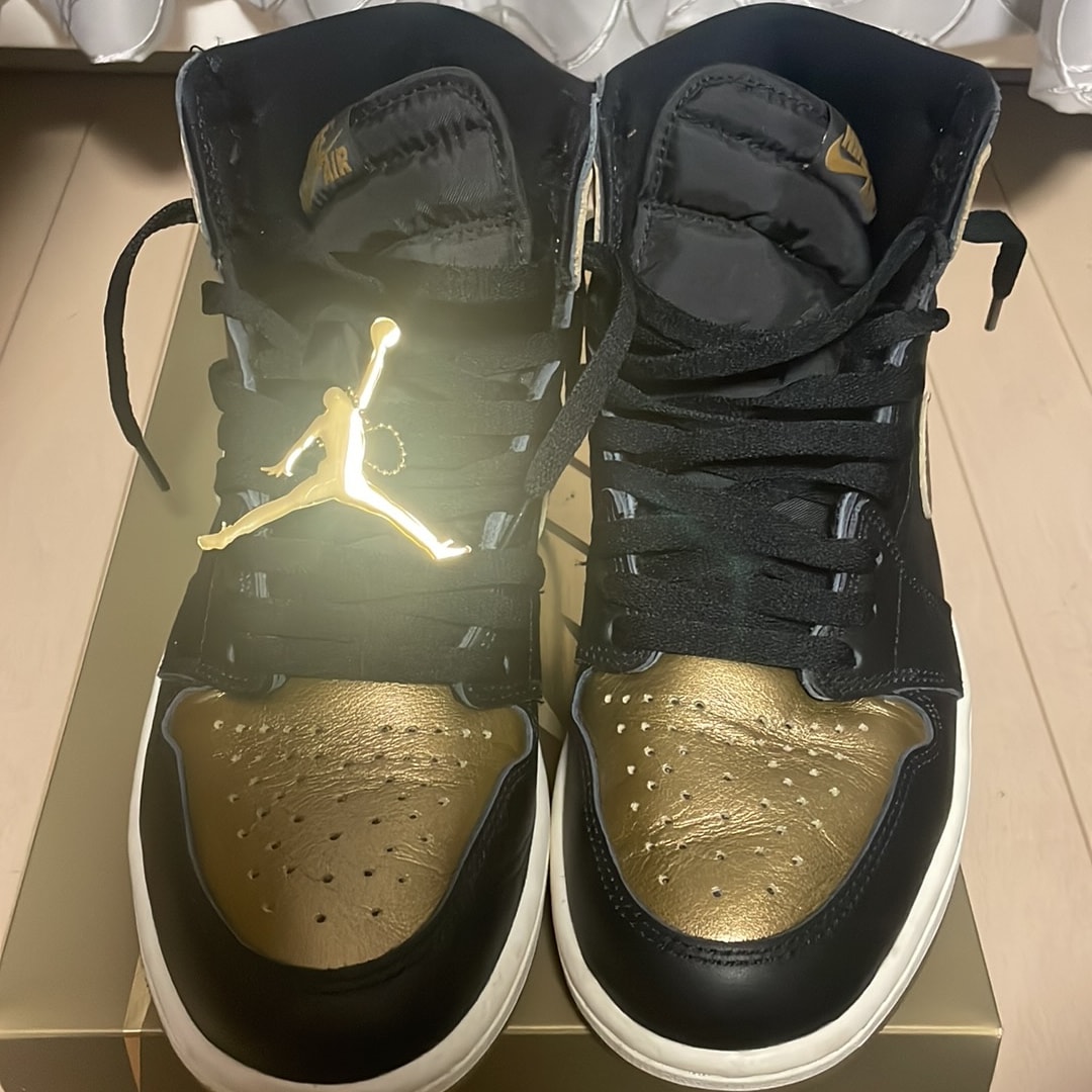 Nike Air Jordan 1 Retro High OG "Black and Gold"