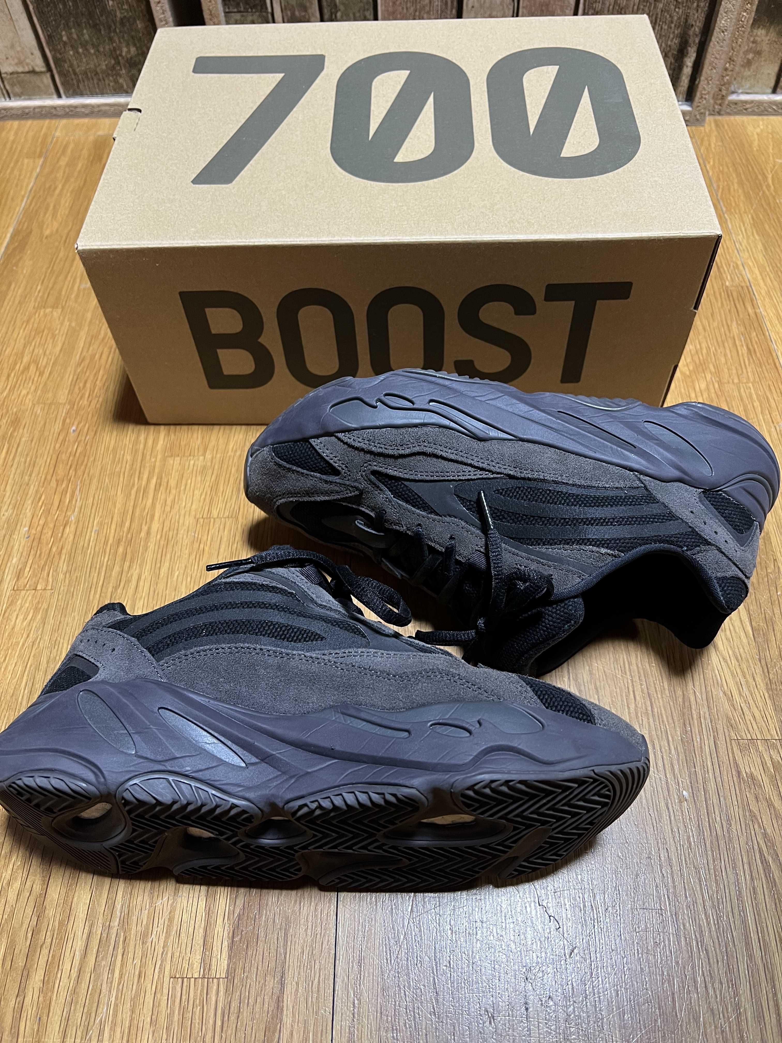 adidas YEEZY BOOST 700 V2 "Vanta"