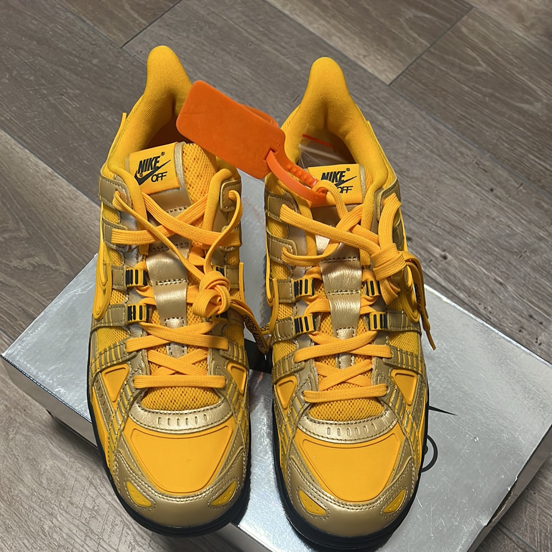 オフホワイト × ナイキ エアラバーダンク "ユニバーシティゴールド"