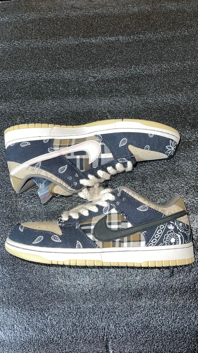Travis Scott × Nike SB Dunk Low "Black/Parachute Beige"