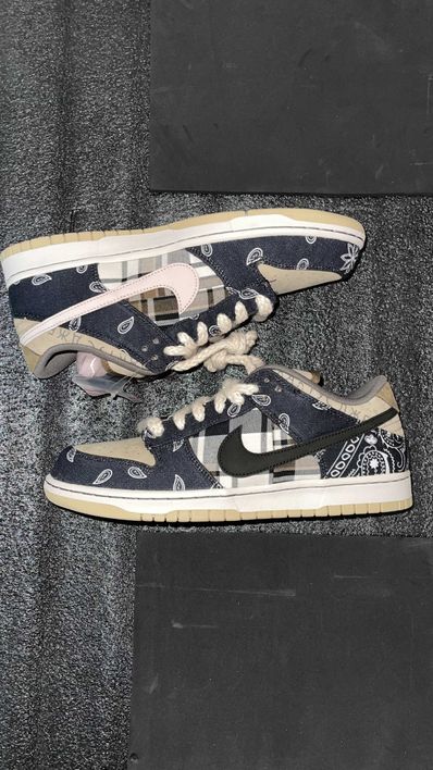 Travis Scott × Nike SB Dunk Low "Black/Parachute Beige"