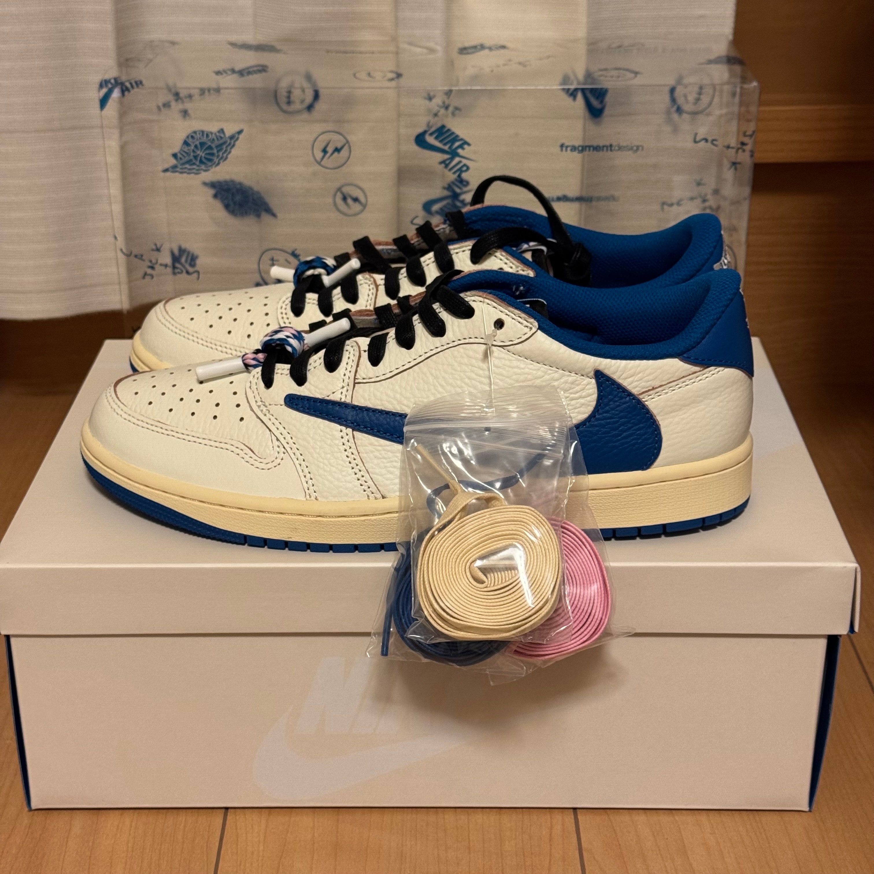 トラヴィススコット × フラグメントデザイン × ナイキ エアジョーダン1 ロー OG "セイル/ミリタリーブルー"