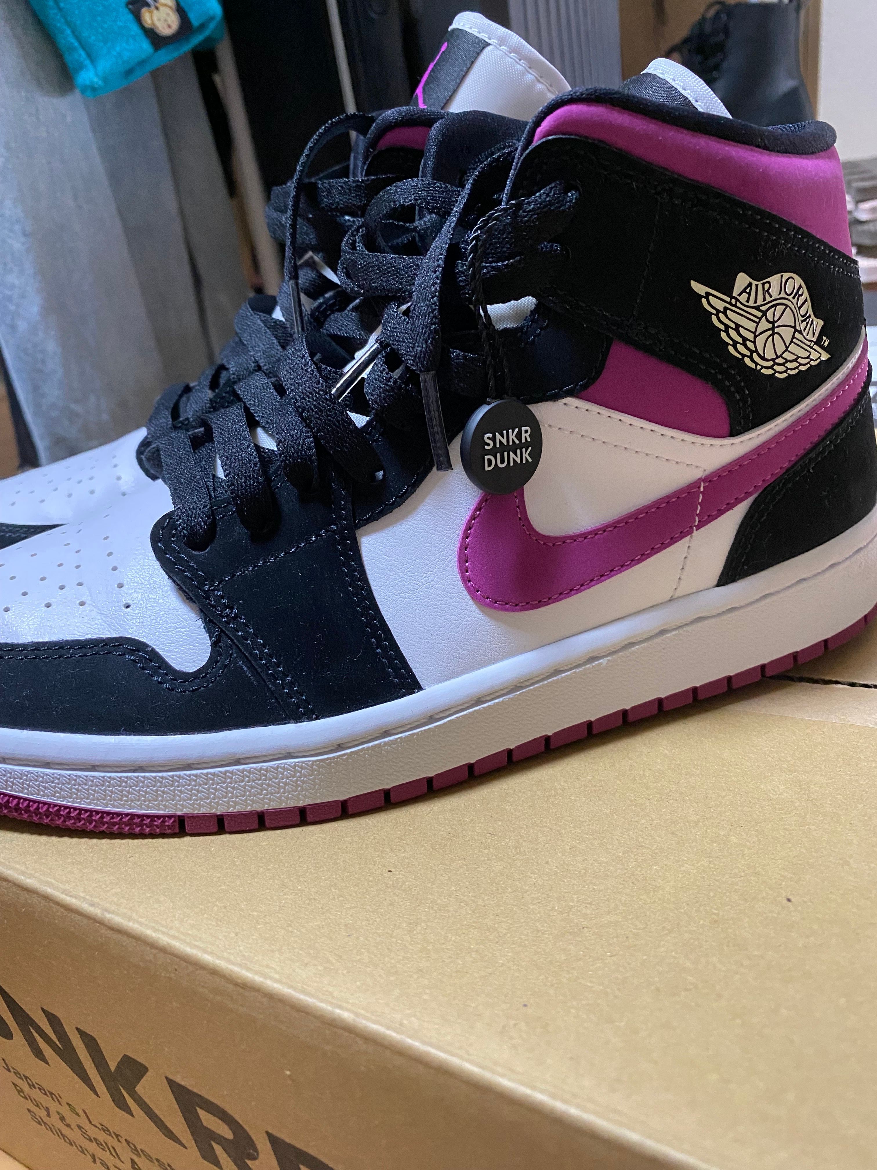 NIKE Women's AIR JORDAN 1 MID "MAGENTA"