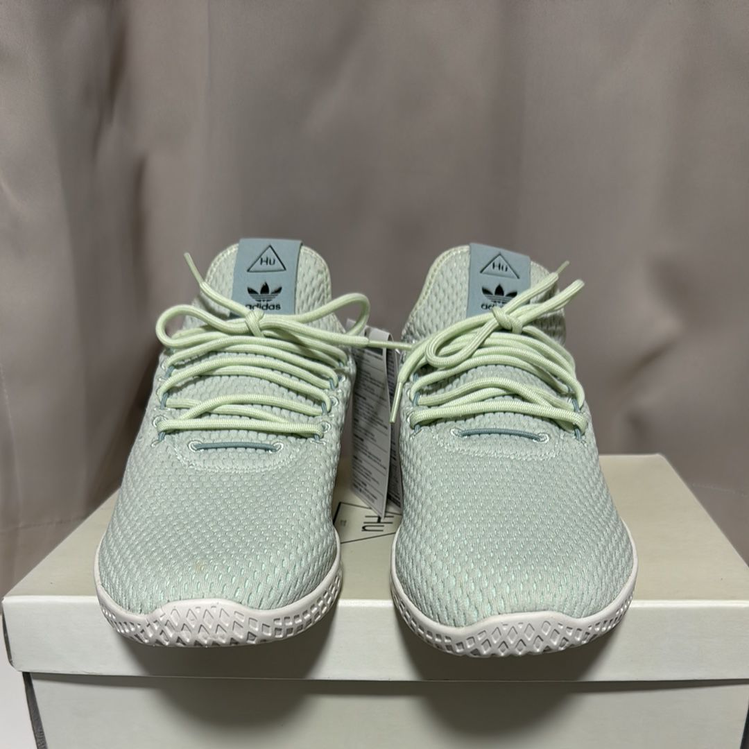 ファレル・ウィリアムス × アディダスオリジナルス テニスフー "リネングリーン/タクタイルグリーン"