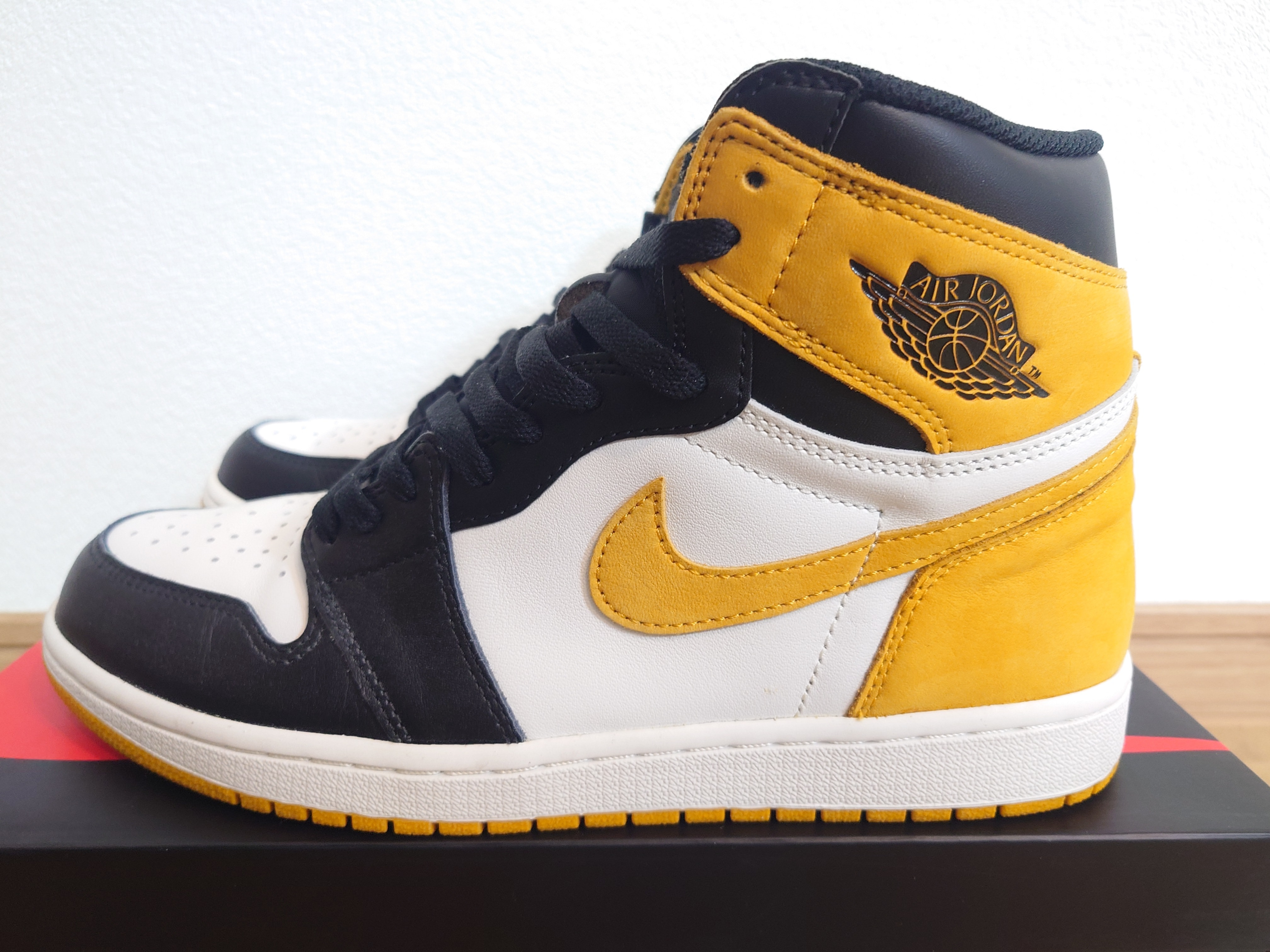 Nike Air Jordan 1 Retro High OG "Black Toe/Yellow Ochre"