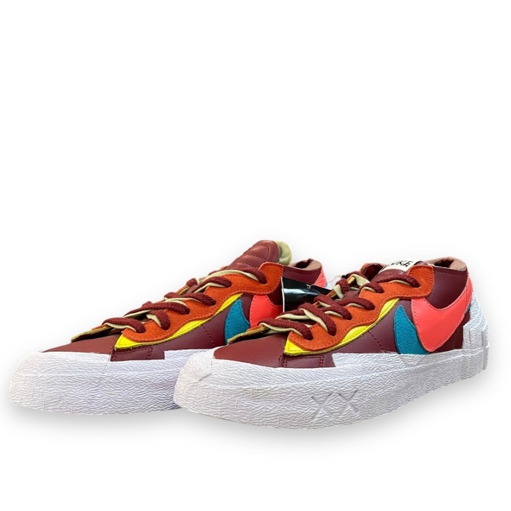 カウズ × サカイ × ナイキ ブレーザー ロー "チームレッド"