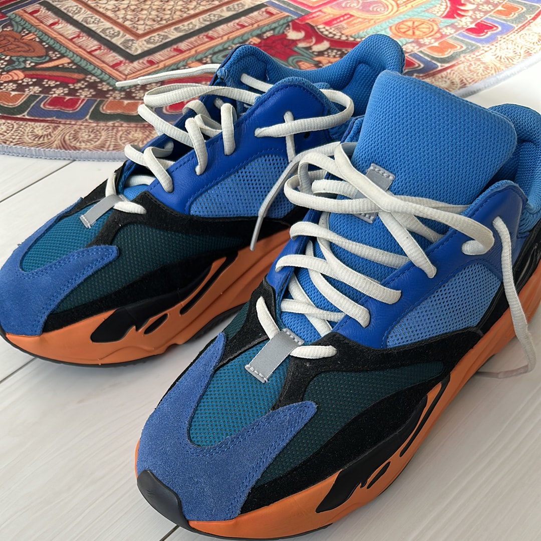 アディダス イージーブースト700 "ブライトブルー"